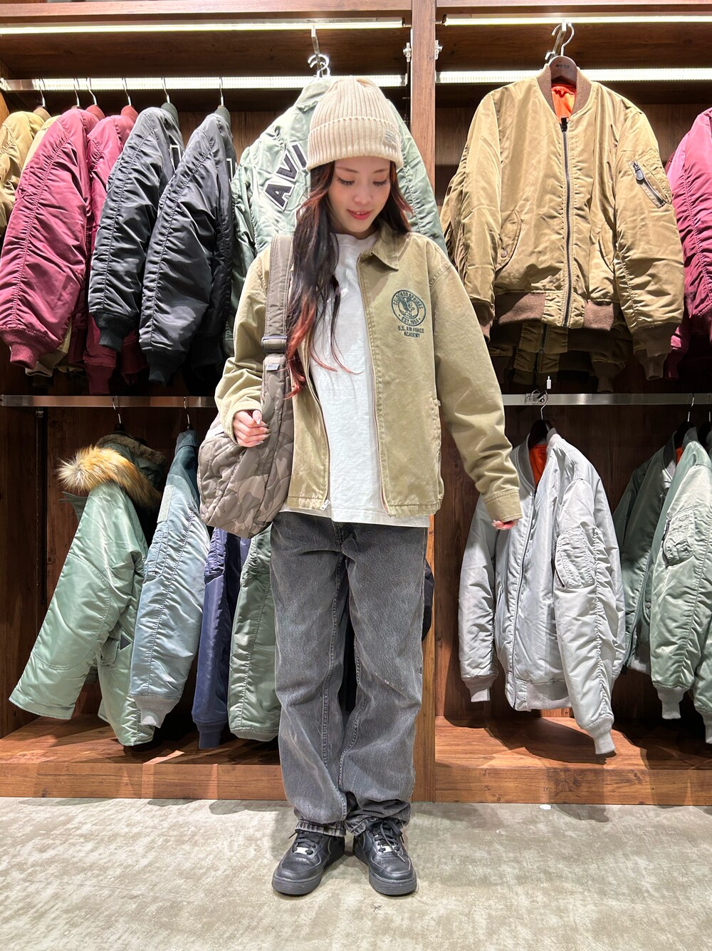 「AVIREX、AVIREXBelle、AVIREX海老名、スタッフコーデ、冬コーデ、春コーデ、春アウター、ニット帽、ベージュ、いいね、save、フォローお願いします🤑」｜「AVIREXのCOTTON WATCH CAP / コットン ワッチ キャップ / AVIREX / アヴィレックス（ニットキャップ/ビーニー、ホワイト系）」を使った、あいかさん（レディース・158cm）の冬コーディネートの1枚目の写真