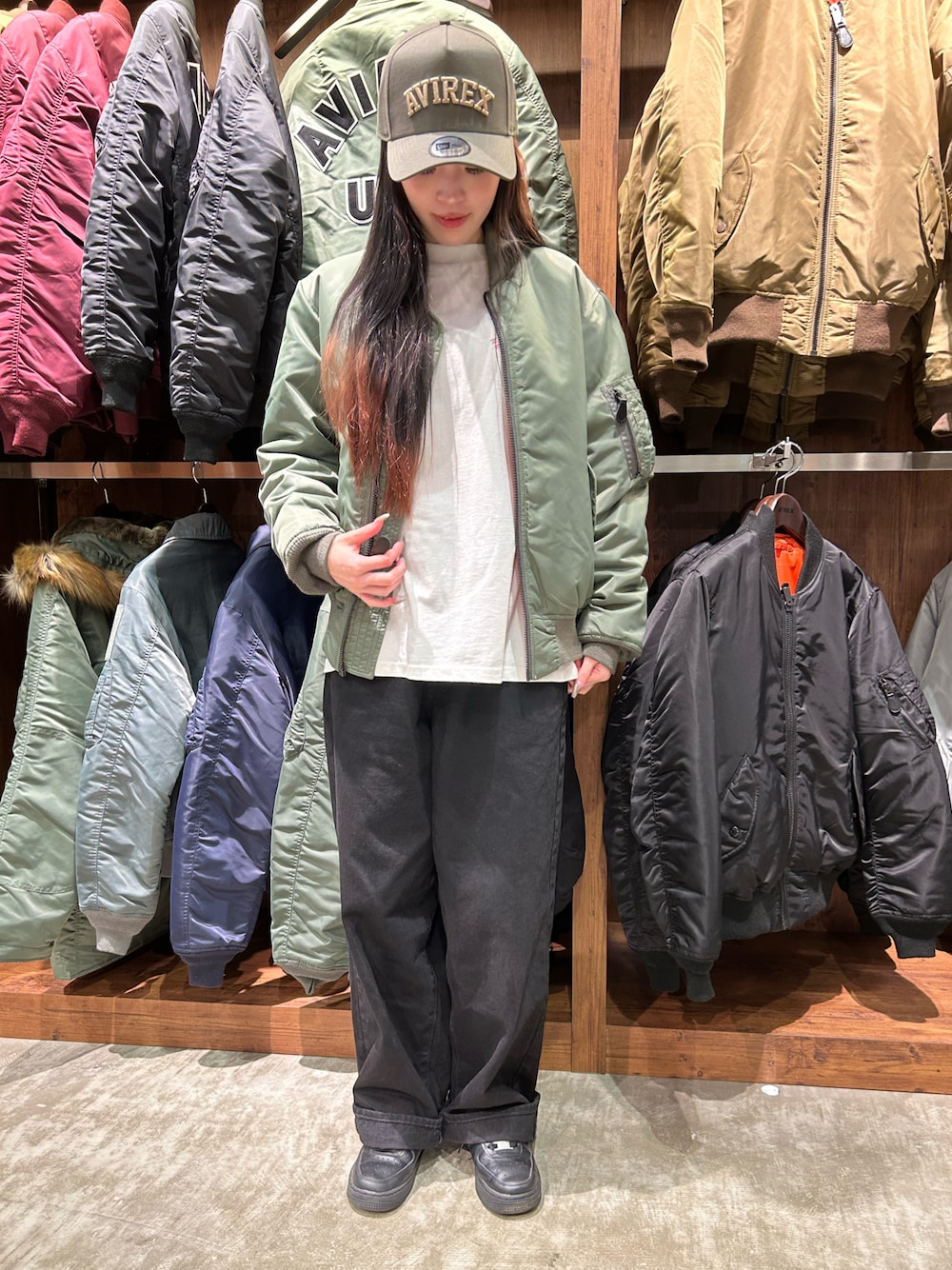 「AVIREX、AVIREXBelle、AVIREX海老名、NEW ERA、MA-1、ミリタリー、冬コーデ、春コーデ、スタッフコーデ、いいね、save、フォローお願いします🤑」｜「NEW ERAの《AVIREX × NEWERA》9FORTY A-FRAME LOGO CAP ADJUSTABLE / 9フォーティー Aフレーム ロゴキャップ アジャスタブル（キャップ、グリーン系）」を使った、あいかさん（レディース・158cm）の冬コーディネートの1枚目の写真