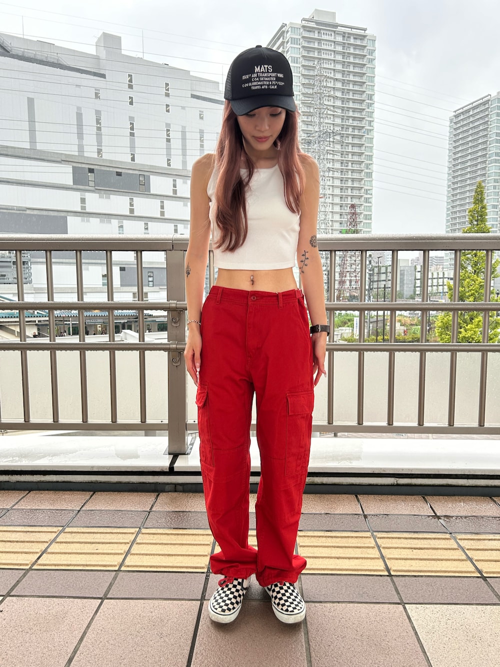 「カジュアル、スタッフコーデ、AVIREX、カーゴパンツ、スポーツミックス、白×赤、夏コーデ、秋コーデ、AVIREXBelle、AVIREX海老名」｜「AVIREXの【直営店限定】EMBROIDERY BRATOP/刺繍ブラトップ/タンクトップ（タンクトップ、ホワイト系）」を使った、あいかさん（レディース・158cm）の秋コーディネートの1枚目の写真