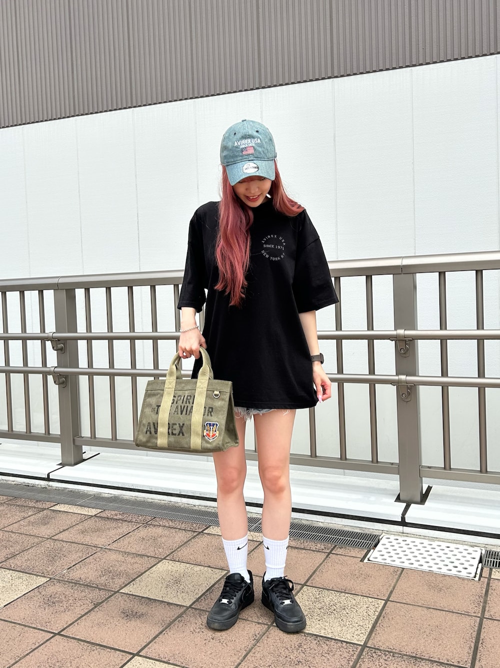 「シンプル、ハンドバッグ、CAP、AVIREX、NEW ERA、オーバーサイズ、春コーデ、夏コーデ、AVIREXBelle、AVIREX海老名」｜「NEW ERAの直営店限定/×ニューエラ ポロキャップ USA国旗/ AVIREX×NEW ERA 9TWENTY POLO CAP（キャップ、その他）」を使った、あいかさん（レディース・158cm）の夏コーディネートの1枚目の写真