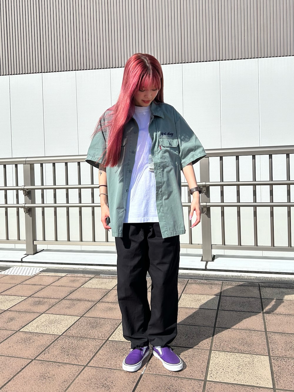 「ストリート、AVIREX、刺繍、ワークシャツ、メンズライク、イージーパンツ、プリントT、春コーデ、夏コーデ、AVIREX海老名」｜「AVIREXのSHORTSLEEVE FADED WORK SHIRT BLUE ANGELS / フェイド ワークシャツ ブルーエンジェルス / AVIREX / アヴィレックス（シャツ/ブラウス、グリーン系）」を使った、あいかさん（レディース・158cm）の夏コーディネートの1枚目の写真