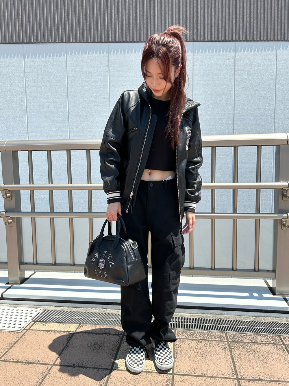 「ミリタリー、スタッフコーデ、レザー、AVIREX、カーゴパンツ、スポーティー、秋コーデ、AVIREXBelle、いいね、save、フォローお願いします🤑、AVIREX海老名」｜「AVIREXの《直営店限定》COTTON CARGO PANTS/コットンカーゴパンツ（カーゴパンツ、ブラック系）」を使った、あいかさん（レディース・158cm）の夏コーディネートの1枚目の写真