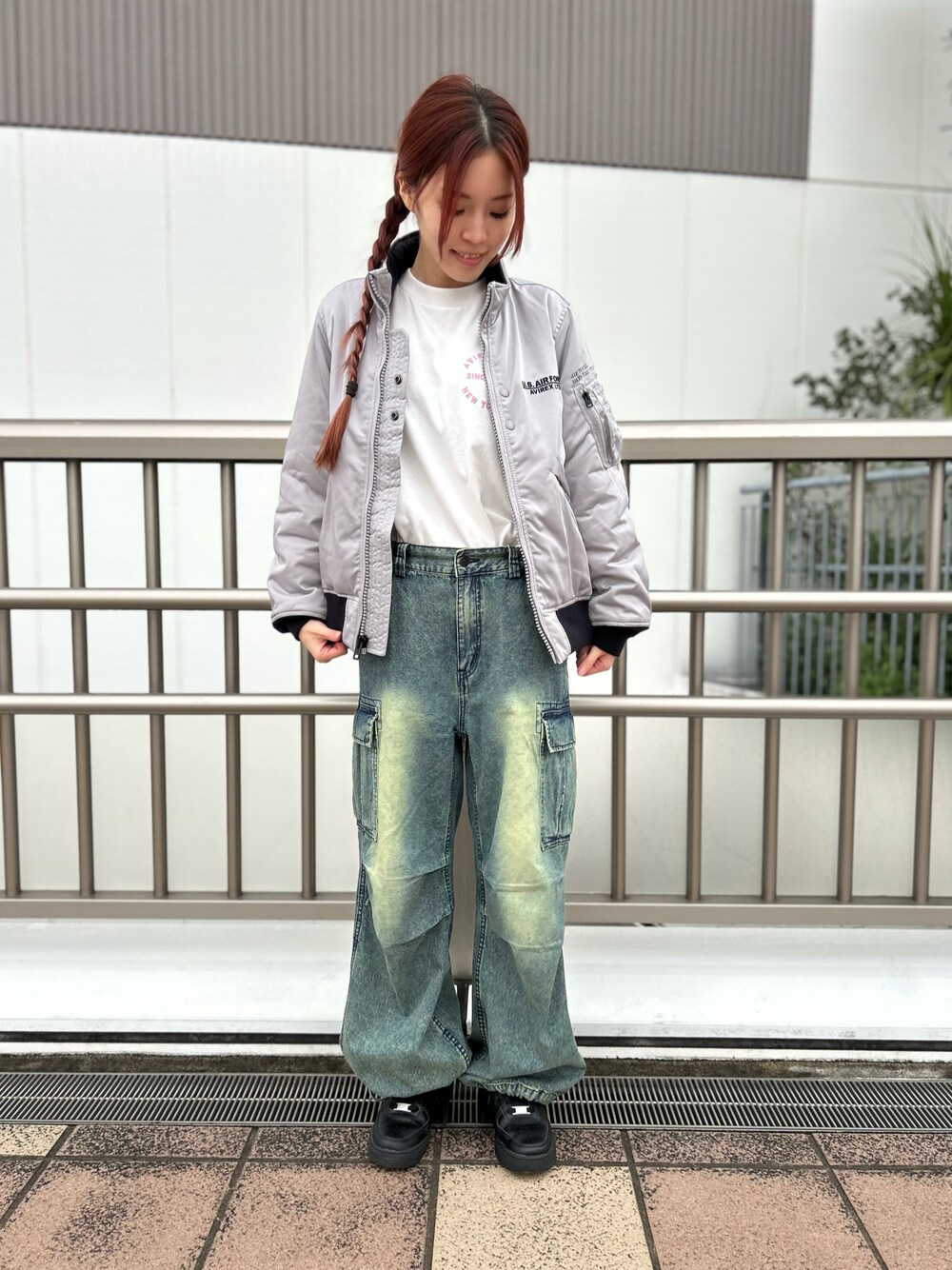 ホワイト系のTシャツ/カットソー、ブルー系のデニムパンツ、グレー系のMA-1を着用したレディースの秋コーディネートの1枚目の写真