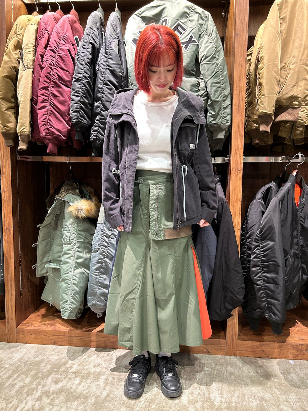 「AVIREX、AVIREXBelle、AVIREX海老名、ミリタリー、スカート、春アウター、レイヤード、スタッフコーデ、春コーデ、いいね、save、フォローお願いします🤑」｜「AVIREXのDOODLE PRINT HONEYCOMB WAFFLE T-SHIRT/ダブルプリント ハニカムワッフルTシャツ（Tシャツ/カットソー、ホワイト系）」を使った、あいかさん（レディース・158cm）の冬コーディネートの1枚目の写真