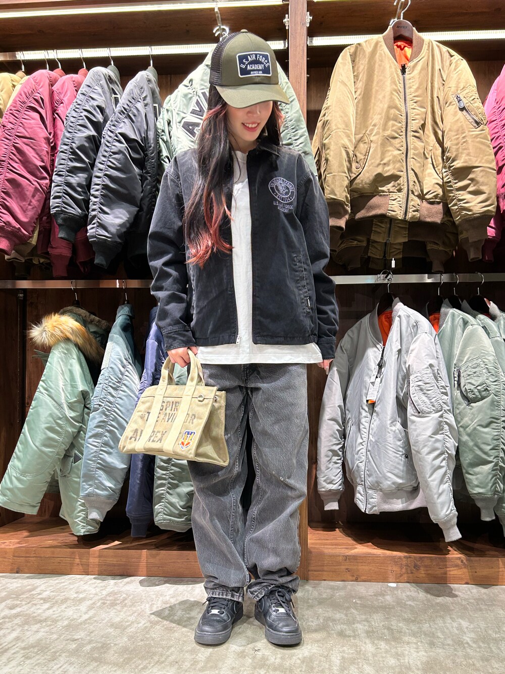 「AVIREX、AVIREXBelle、AVIREX海老名、スタッフコーデ、春コーデ、春アウター、ミリタリー、キャップ、メンズライク、いいね、save、フォローお願いします🤑」｜「AVIREXのFADE USAF ACADEMY JACKET / フェイド USAF アカデミー ジャケット / AVIREX / アヴィレックス（ブルゾン、ブラック系）」を使った、あいかさん（レディース・158cm）の冬コーディネートの1枚目の写真