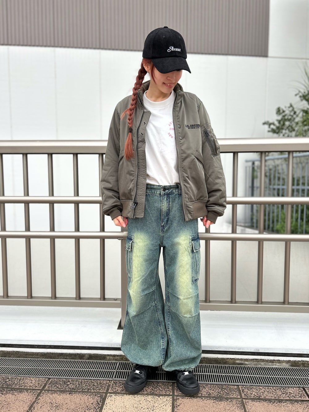 グリーン系のMA-1、ホワイト系のTシャツ/カットソー、ブルー系のデニムパンツを着用したレディースの秋コーディネートの1枚目の写真