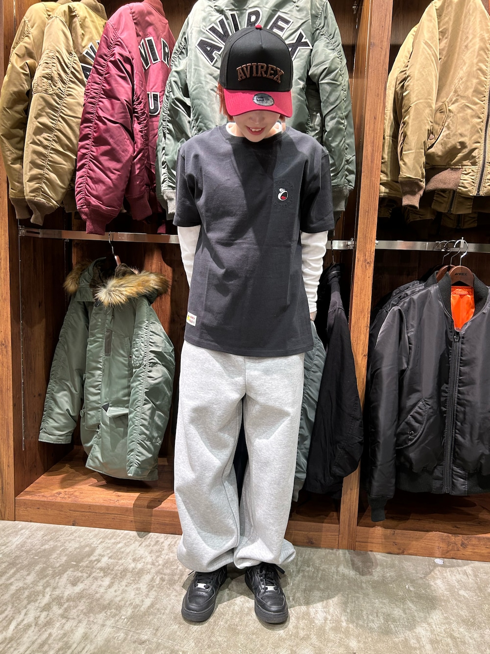 「AVIREX、AVIREXBelle、AVIREX海老名、ニューエラ、FELIX、コラボ、スタッフコーデ、春コーデ、Tシャツ、いいね、save、フォローお願いします🤑」｜「NEW ERAの《AVIREX × NEWERA》9FORTY A-FRAME LOGO CAP ADJUSTABLE / 9フォーティー Aフレーム ロゴキャップ アジャスタブル（キャップ、レッド系）」を使った、あいかさん（レディース・158cm）の春コーディネートの1枚目の写真