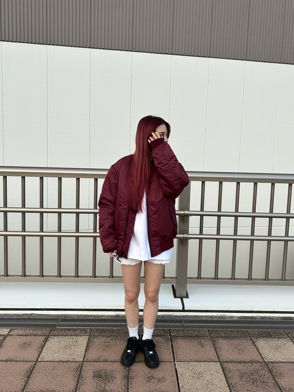 「AVIREX、AVIREXBelle、AVIREX海老名、スタッフコーデ、秋コーデ、冬コーデ、MA-1、赤、いいね、save、フォローお願いします🤑」｜「AVIREXの【Women's】VARSITY LOGO CREW NECK SWEAT / バーシティ ロゴ クルーネック スウェット / AVIREX / アヴィレックス（スウェット、ホワイト系）」を使った、あいかさん（レディース・158cm）の秋コーディネートの1枚目の写真
