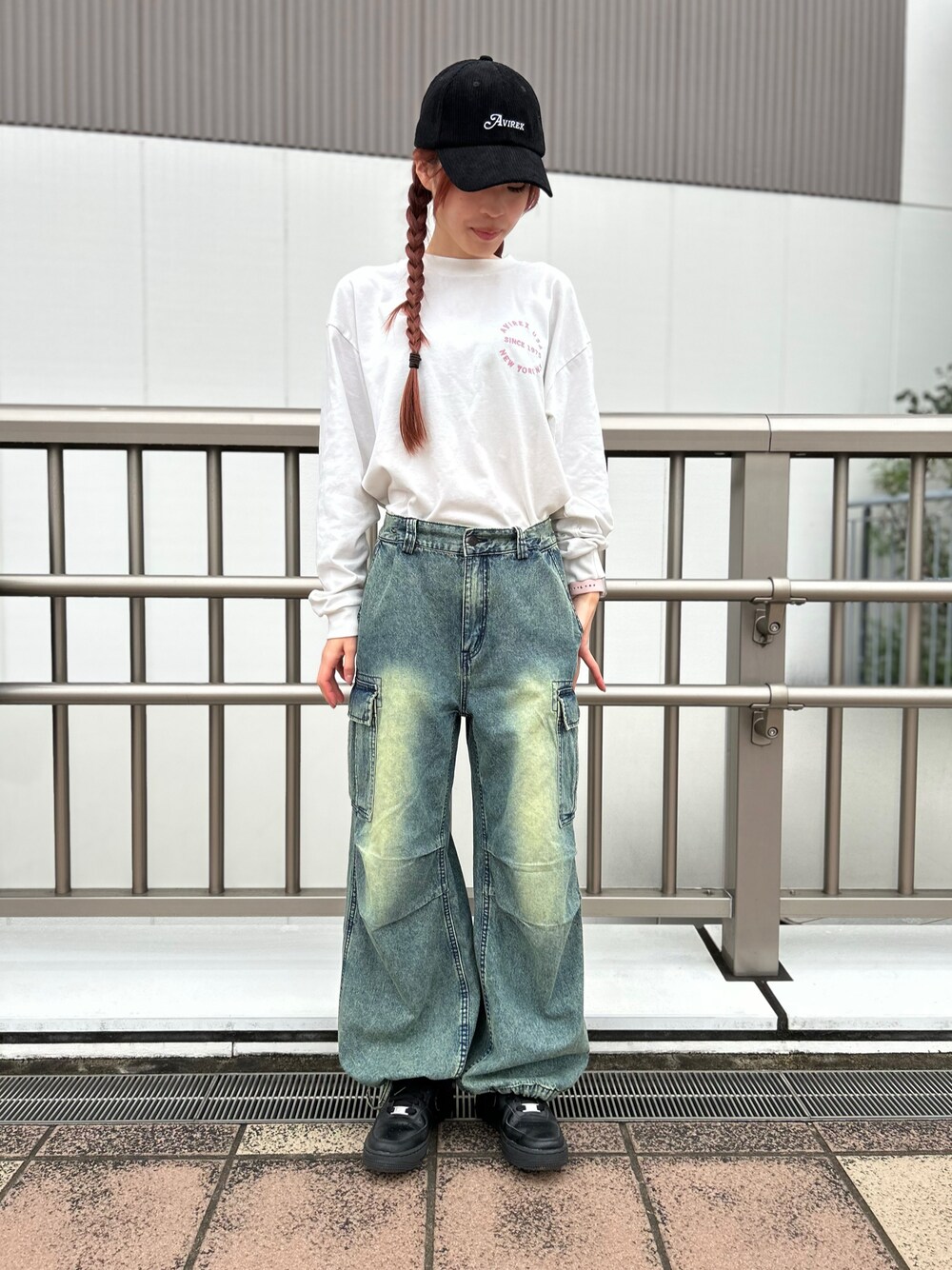 「AVIREX、AVIREXBelle、AVIREX海老名、秋コーデ、冬コーデ、スタッフコーデ、カーゴパンツ、デニム、MA-1、いいね、save、フォローお願いします🤑」｜「AVIREXのL/S VARSITY LOGO T-SHIRT/ バーシティロゴTシャツ（Tシャツ/カットソー、ホワイト系）」を使った、あいかさん（レディース・158cm）の秋コーディネートの1枚目の写真