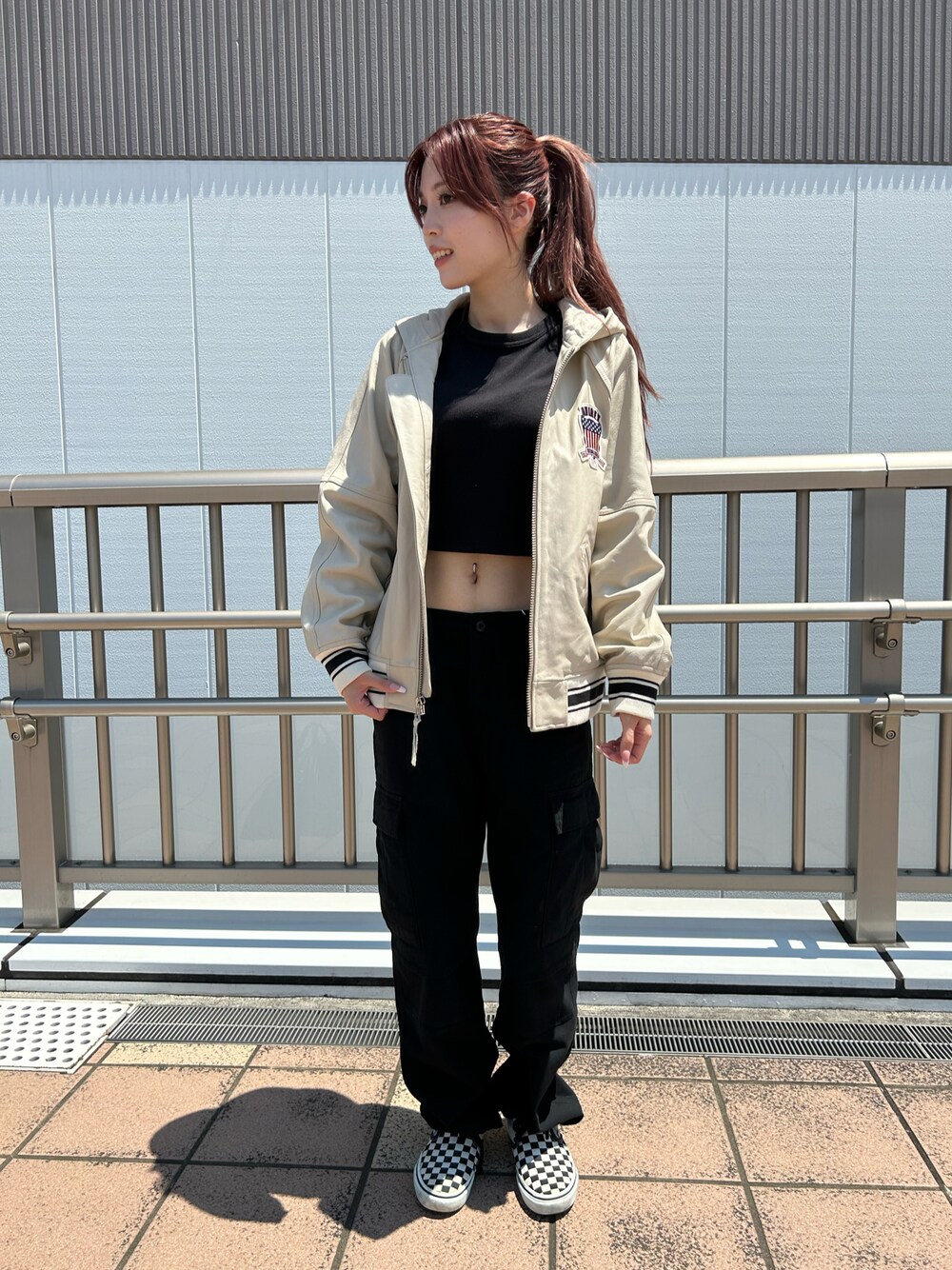 「ミリタリー、スタッフコーデ、レザー、AVIREX、カーゴパンツ、スポーティー、秋コーデ、AVIREXBelle、いいね、save、フォローお願いします🤑、AVIREX海老名」｜「AVIREXの【直営店限定】L/S EMBROIDERY SHORT T-SHIRT/刺繍ショートロングスリーブTシャツ（Tシャツ/カットソー、ブラック系）」を使った、あいかさん（レディース・158cm）の夏コーディネートの1枚目の写真