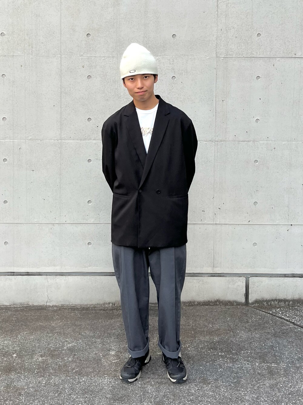 「秋冬コーデ、シンプル、秋、おしゃれさんと繋がりたい、ビッグシルエット、いいね、save、フォローお願いします🤑、ストリート、ニット帽、ジャケット、古着、シンプルスタイル、オーバーサイズ、チノパン、お出かけコーデ、スポーツミックス」｜「COOTIE PRODUCTIONSのRaza 1 Tuck Trousers（チノパンツ、グレー系）」を使った、(｀・ω・´)…YUTO…さん（メンズ・180cm）の秋コーディネートの1枚目の写真