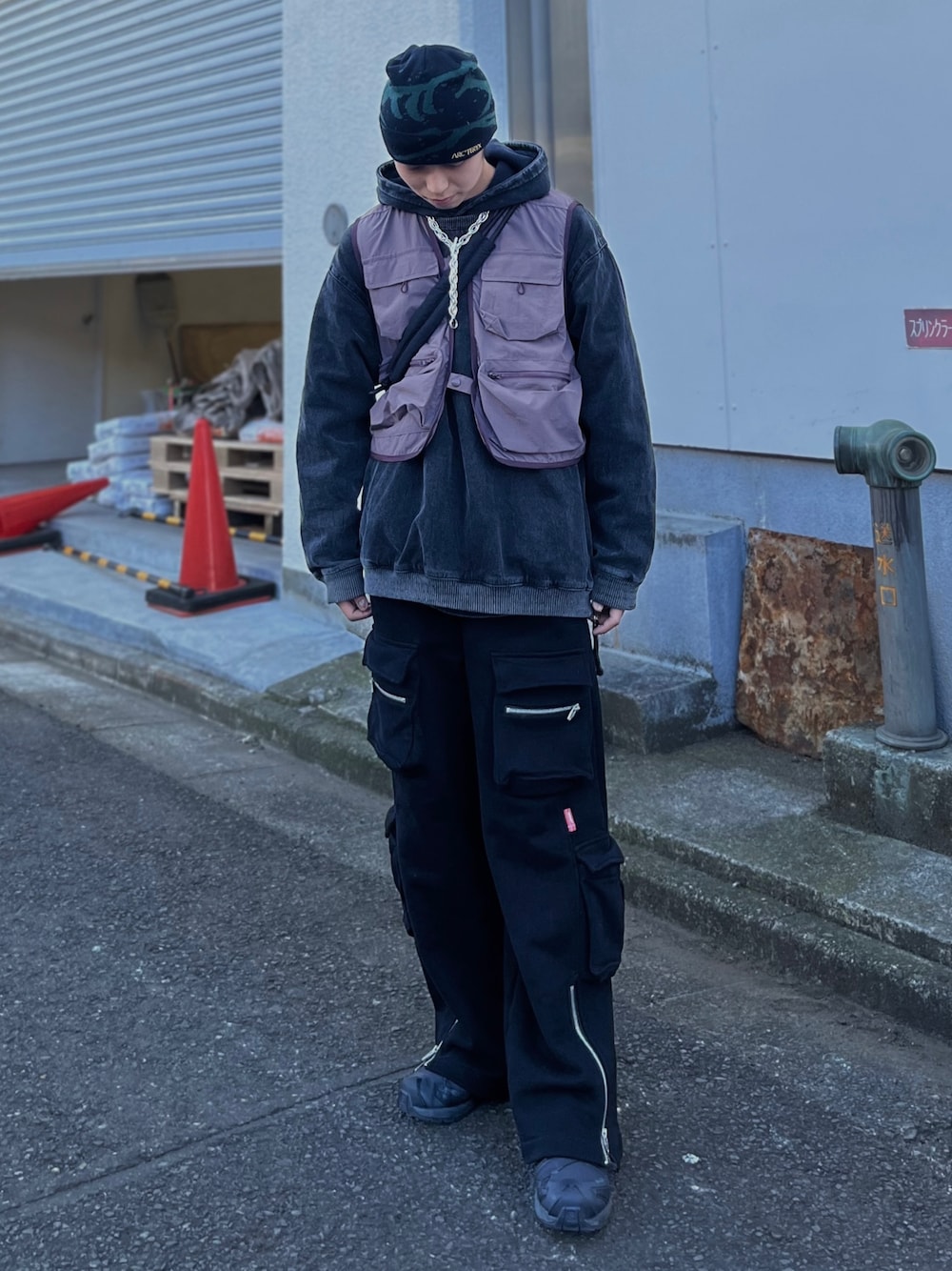 「シンプル、ニット帽、ストリート、韓国ファッション、スニーカー、カーゴパンツ、ネックレス、ベスト、ワイドパンツ、スニーカーコーデ、冬コーデ、冬、マイベストコーデ2023、ZARA、ARC'TERYX」｜「ARC'TERYXのアイテム（ニットキャップ/ビーニー、ブラック系）」を使った、(｀・ω・´)…YUTO…さん（メンズ・180cm）の冬コーディネートの1枚目の写真