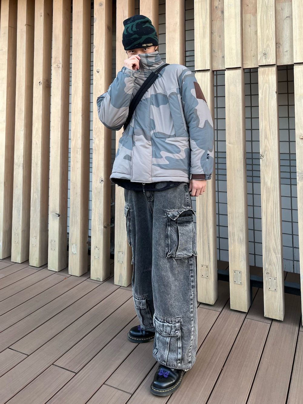 「マイベストコーデ2023、ダウンジャケット、ニット帽、カーゴパンツ、デニムパンツ、ワイドパンツ、ニット、ブーツ、ジャケット、ビッグシルエット、韓国ファッション、革靴、お出かけコーデ、休日コーデ、冬コーデ」｜「Needlesの＜NEEDLES（ニードルズ）＞ドクターマーチン ブーツ■■■（ブーツ、ブラック系）」を使った、(｀・ω・´)…YUTO…さん（メンズ・180cm）の冬コーディネートの1枚目の写真