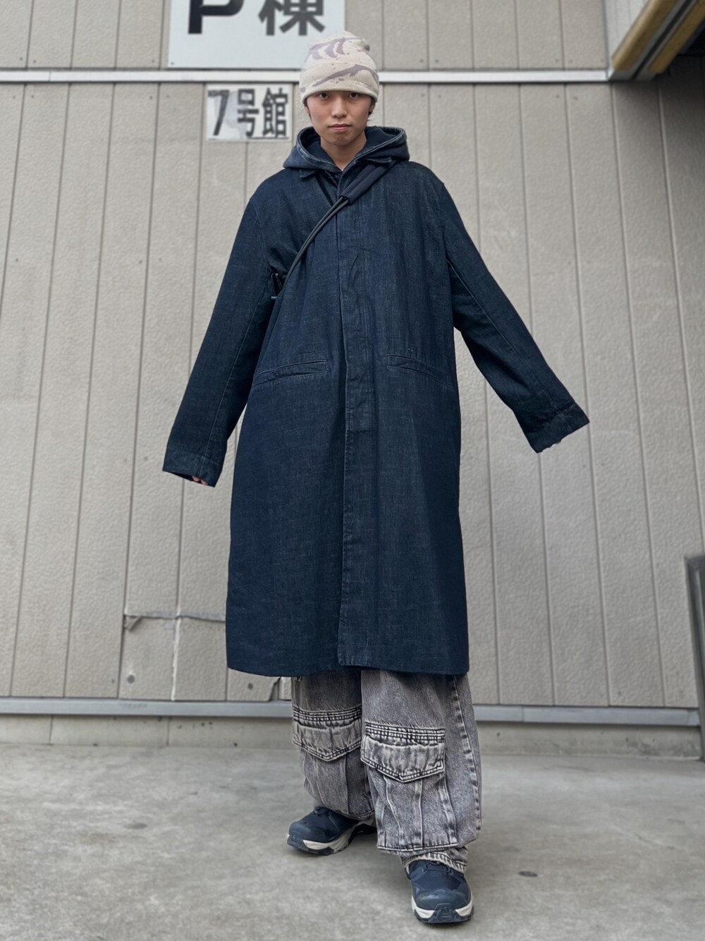 「きれいめカジュアル、ワイドパンツ、ショルダーバッグ、カーゴパンツ、オトナカジュアル、コート、ニット帽、プチプラ、スニーカー、ロングコート、ストリート、韓国ファッション、パーカー、デニム、カジュアル」｜「ZARAのアイテム（デニムパンツ、ブラック系）」を使った、(｀・ω・´)…YUTO…さん（メンズ・180cm）の冬コーディネートの1枚目の写真