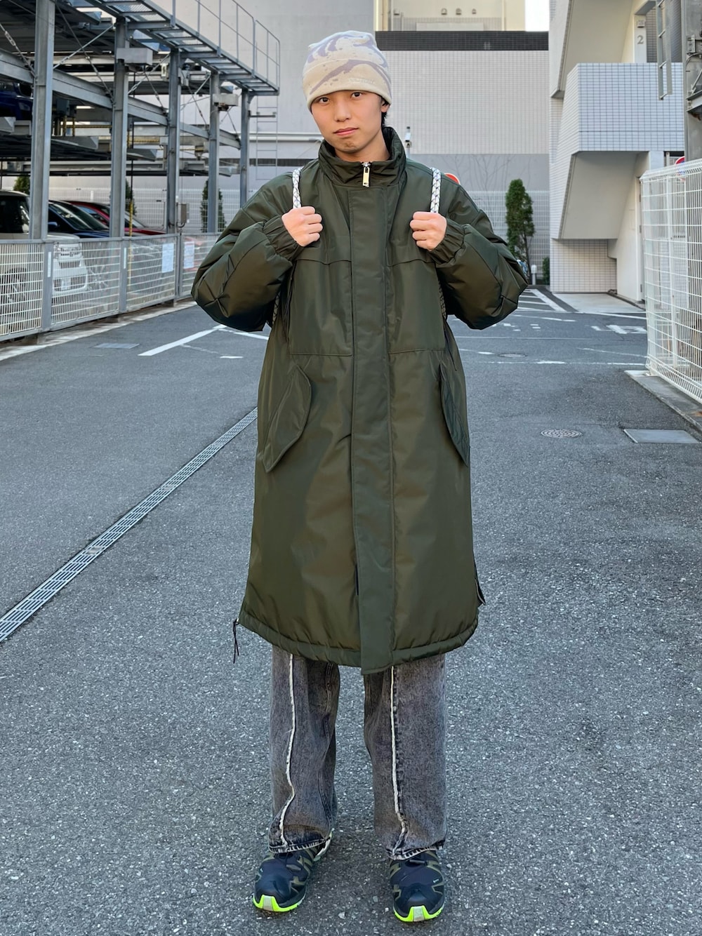 「お出かけコーデ、プチプラ、スニーカー、ストリート、デニム、ワイドパンツ、ロングコート、ニット帽、韓国ファッション、緑、カジュアルコーデ、きれいめカジュアル、冬コーデ、シンプル、ZARA」｜「ZARAのアイテム（ダウンジャケット/コート、グリーン系）」を使った、(｀・ω・´)…YUTO…さん（メンズ・180cm）の冬コーディネートの1枚目の写真