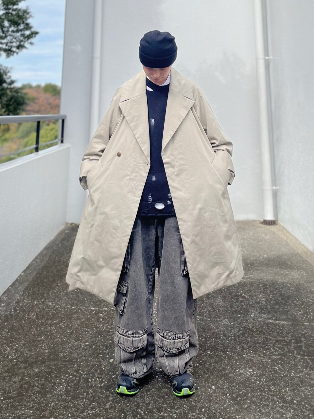 「ファッションを楽しもう、オトナカジュアル、ワイドパンツ、ニット、ニット帽、ロングコート、ベージュ、スニーカー、ストリートコーデ、オーバーサイズ、いいね、save、フォローお願いします🤑、コート、きれいめカジュアル、カーゴパンツ、秋冬コーデ」｜「UNITED TOKYOのBIGカラートレンチコート（トレンチコート、ベージュ系）」を使った、(｀・ω・´)…YUTO…さん（メンズ・180cm）の秋コーディネートの1枚目の写真