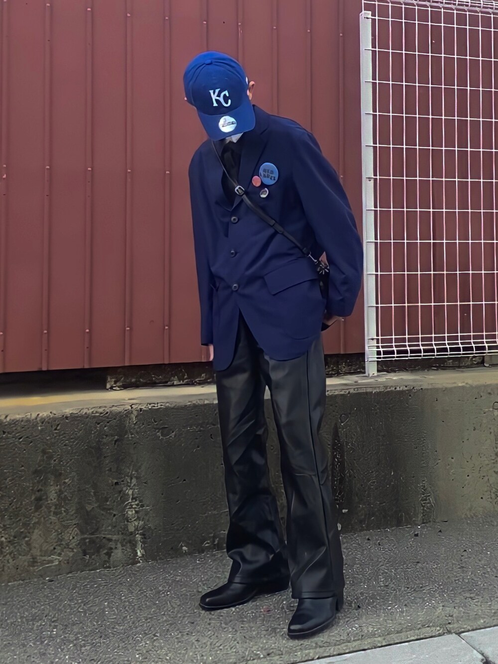 ブルー系のテーラードジャケット、その他のショルダーバッグ、ブラック系のその他パンツを着用したメンズの春コーディネートの1枚目の写真