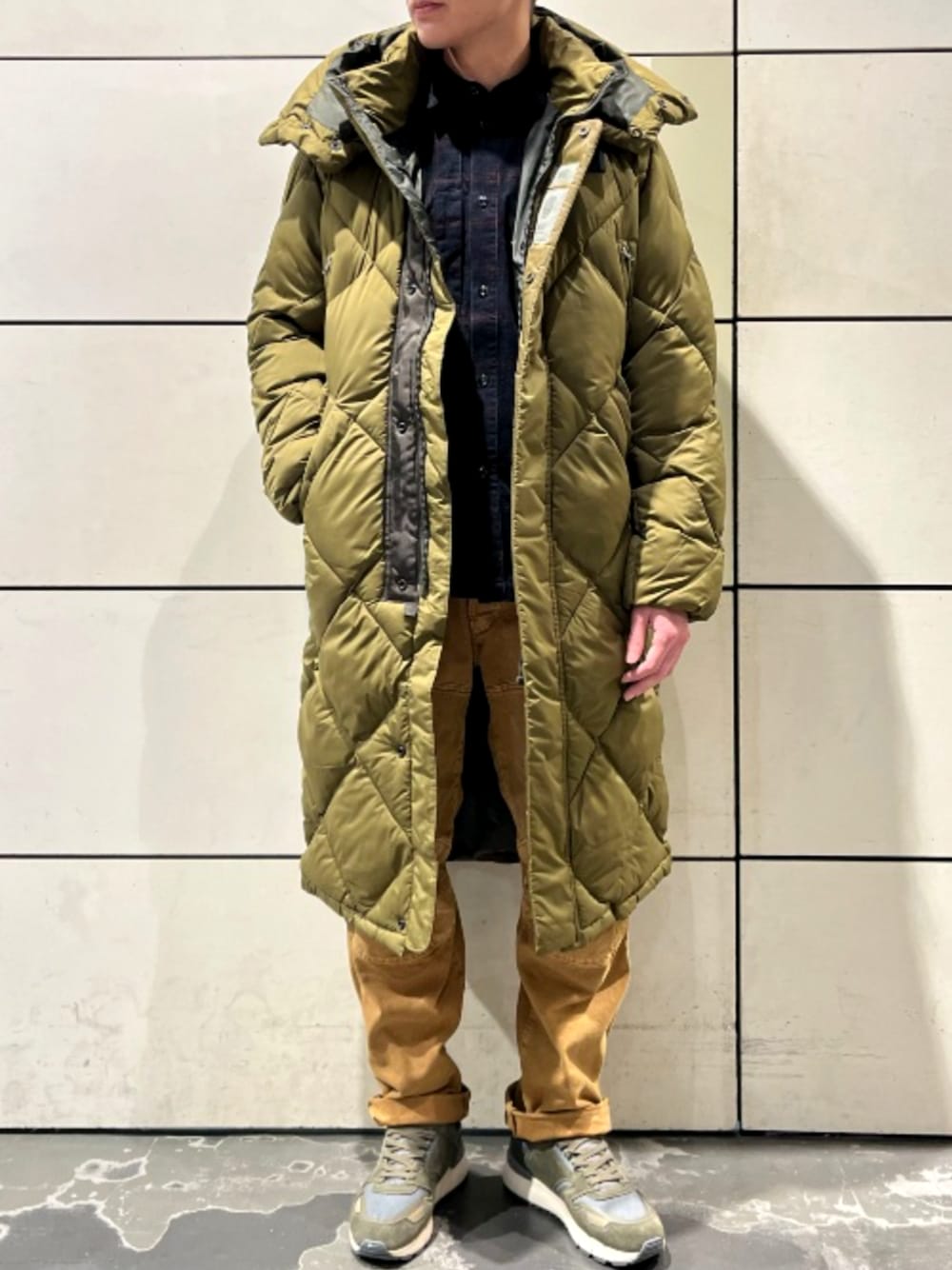 ブラウン系のデニムパンツ、グリーン系のダウンジャケット/コート、その他のシャツ/ブラウスを着用したメンズの冬コーディネートの1枚目の写真