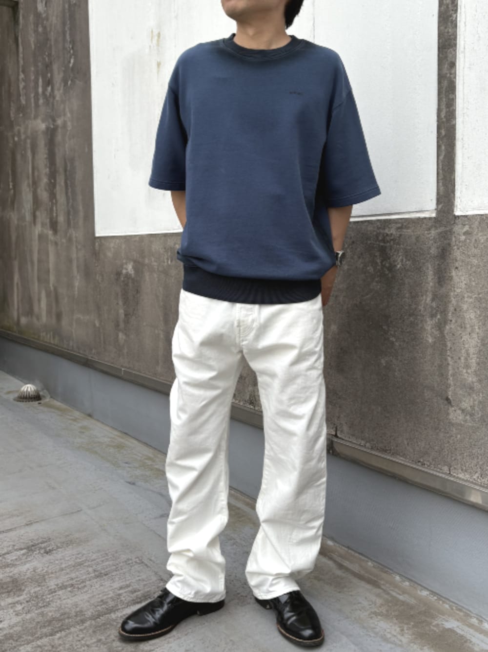 ブルー系のTシャツ/カットソー、ベージュ系のデニムパンツを着用したメンズの春コーディネートの1枚目の写真