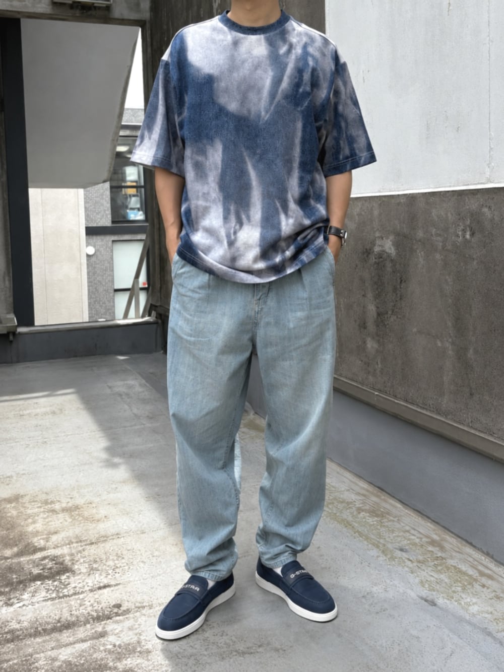 ブルー系のTシャツ/カットソー、ブルー系のデニムパンツ、ブルー系のスニーカーを着用したメンズの夏コーディネートの1枚目の写真