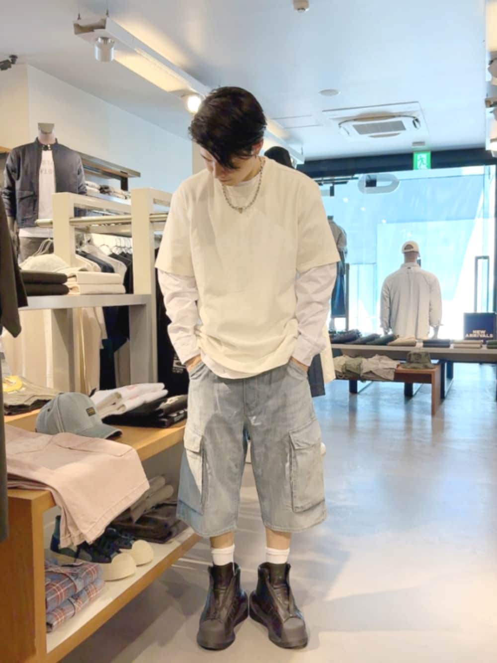 ホワイト系のTシャツ/カットソー、ホワイト系のTシャツ/カットソー、ブルー系のその他パンツを着用したメンズの春コーディネートの1枚目の写真