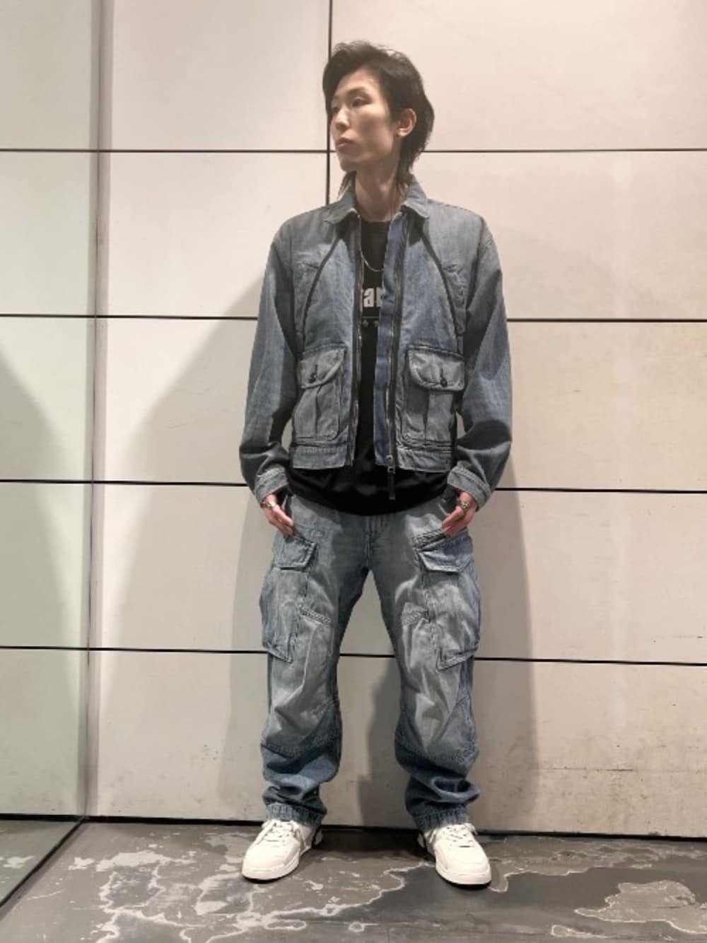 ブルー系のデニムジャケット、ブラック系のTシャツ/カットソーを着用したメンズの春コーディネートの1枚目の写真