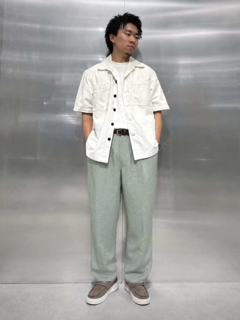 ベージュ系のシャツ/ブラウス、ホワイト系のTシャツ/カットソー、グリーン系のスラックスを着用したレディースの夏コーディネートの1枚目の写真