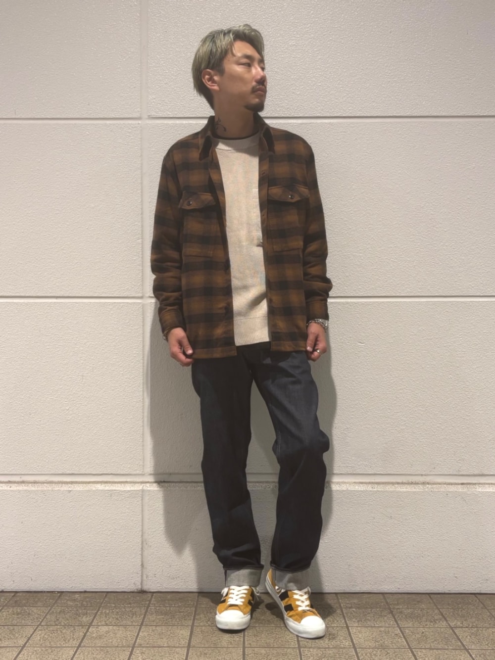 ブラウン系のシャツ/ブラウス、ホワイト系のニット/セーター、ブルー系のデニムパンツを着用したメンズの秋コーディネートの1枚目の写真