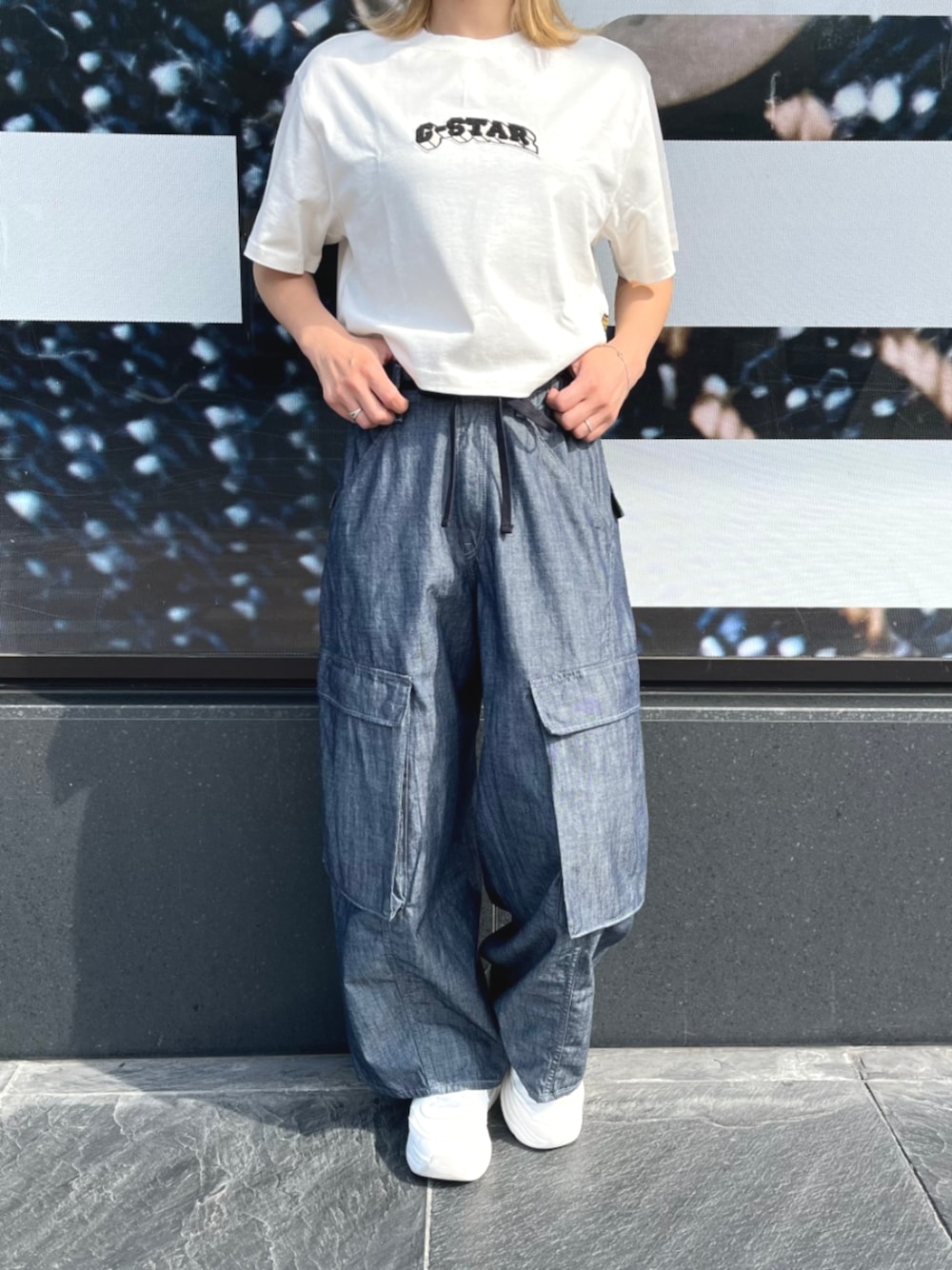 ホワイト系のTシャツ/カットソー、ブルー系のデニムパンツを着用したレディースの夏コーディネートの1枚目の写真