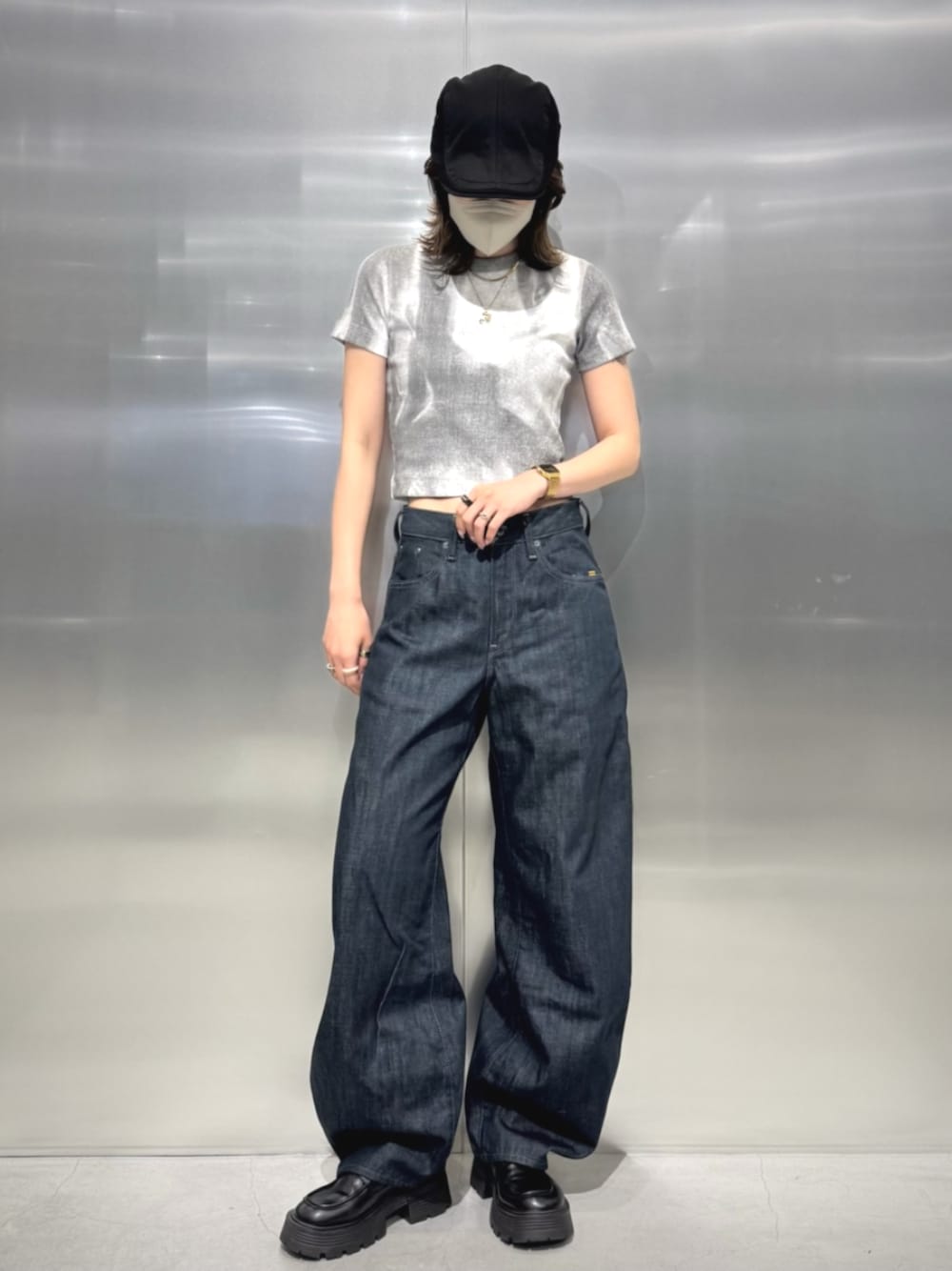 グレー系のTシャツ/カットソー、ブルー系のデニムパンツを着用したレディースの夏コーディネートの1枚目の写真