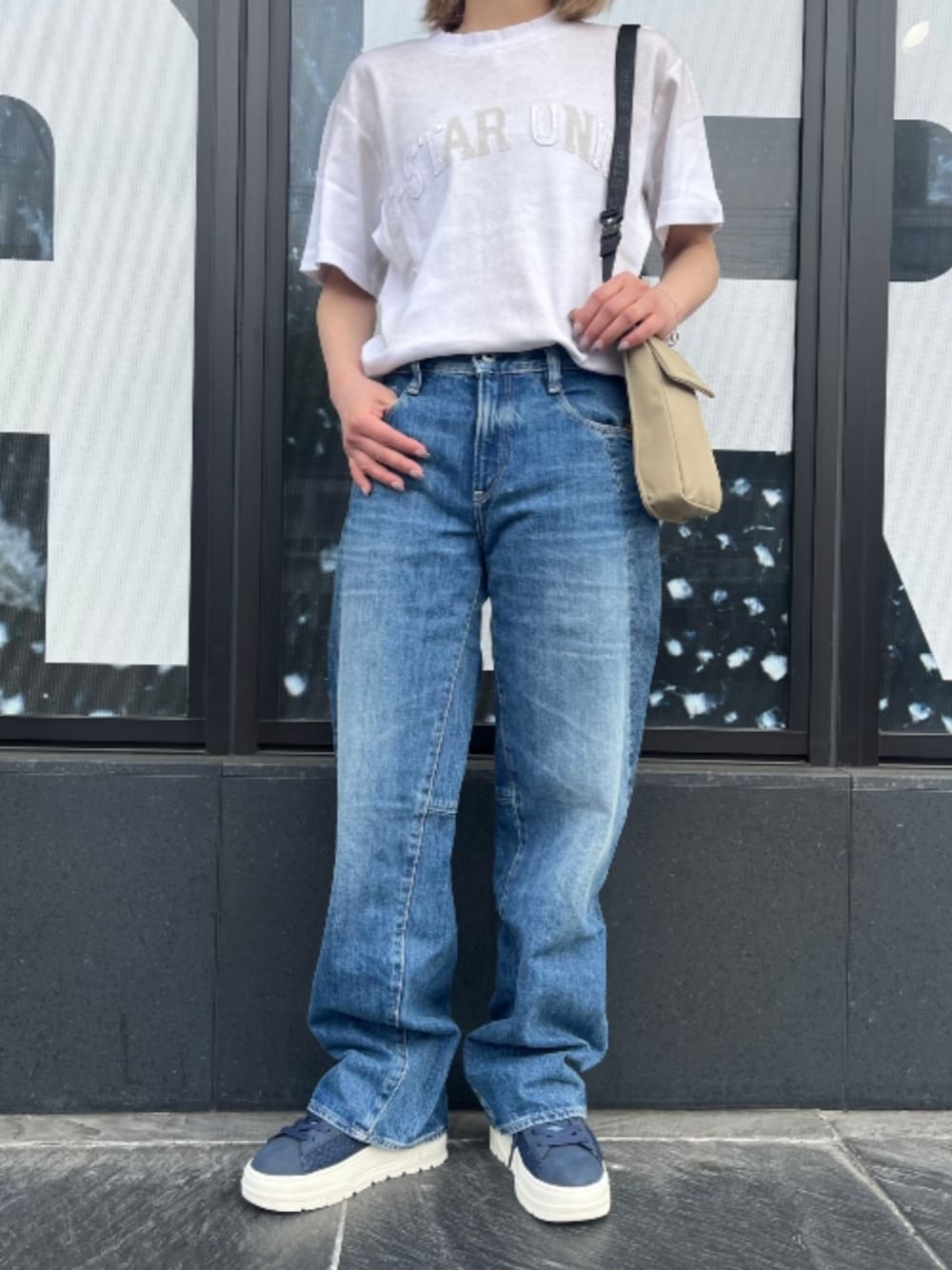 ホワイト系のTシャツ/カットソー、ブルー系のデニムパンツを着用したレディースの春コーディネートの1枚目の写真