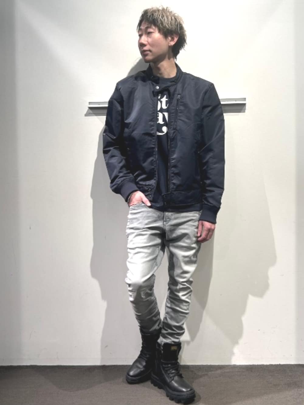 グレー系のデニムパンツ、ブルー系のTシャツ/カットソーを着用したメンズの春コーディネートの1枚目の写真