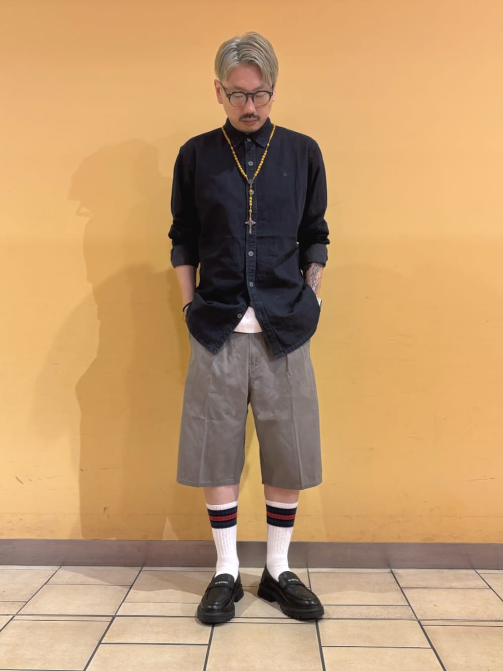 ブラック系のローファー、ブルー系のシャツ/ブラウス、グレー系のその他パンツを着用したメンズの夏コーディネートの1枚目の写真