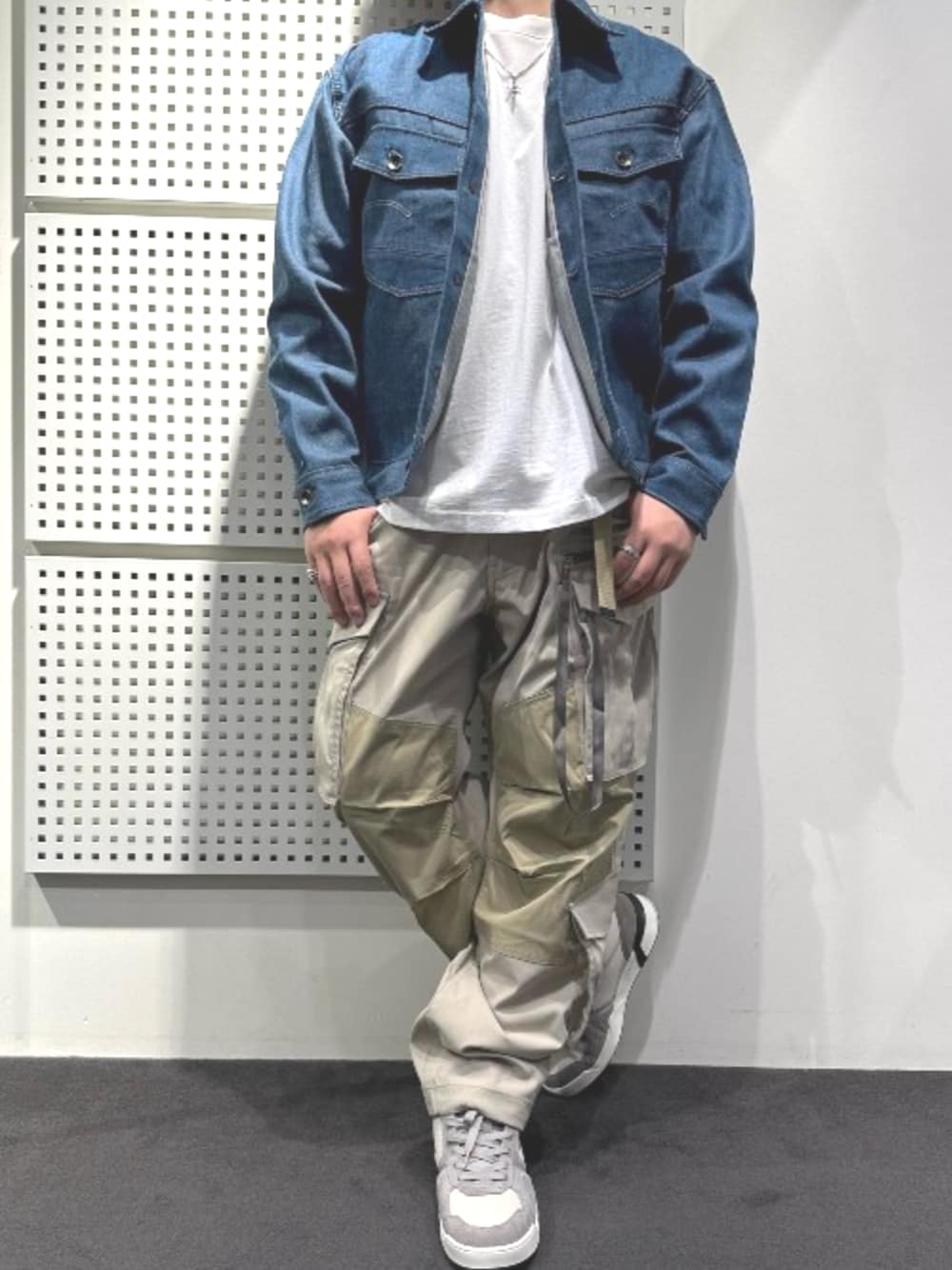 ホワイト系のTシャツ/カットソー、ブルー系のデニムジャケット、ベージュ系のカーゴパンツを着用したメンズの冬コーディネートの1枚目の写真