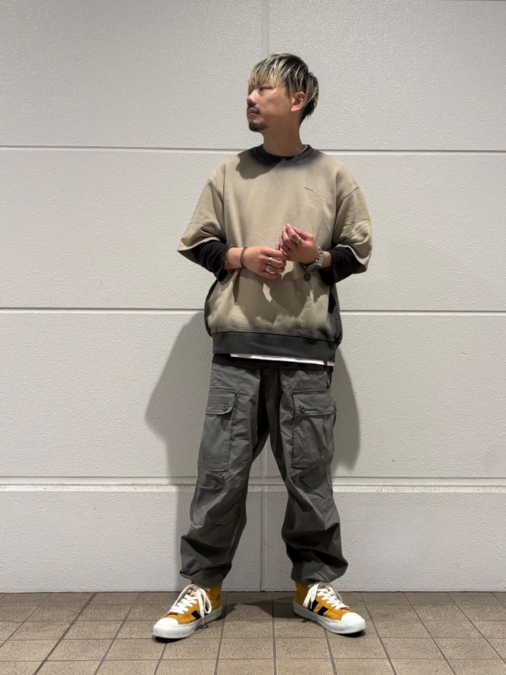 ベージュ系のTシャツ/カットソー、ホワイト系のTシャツ/カットソー、グレー系のカーゴパンツを着用したメンズの春コーディネートの1枚目の写真