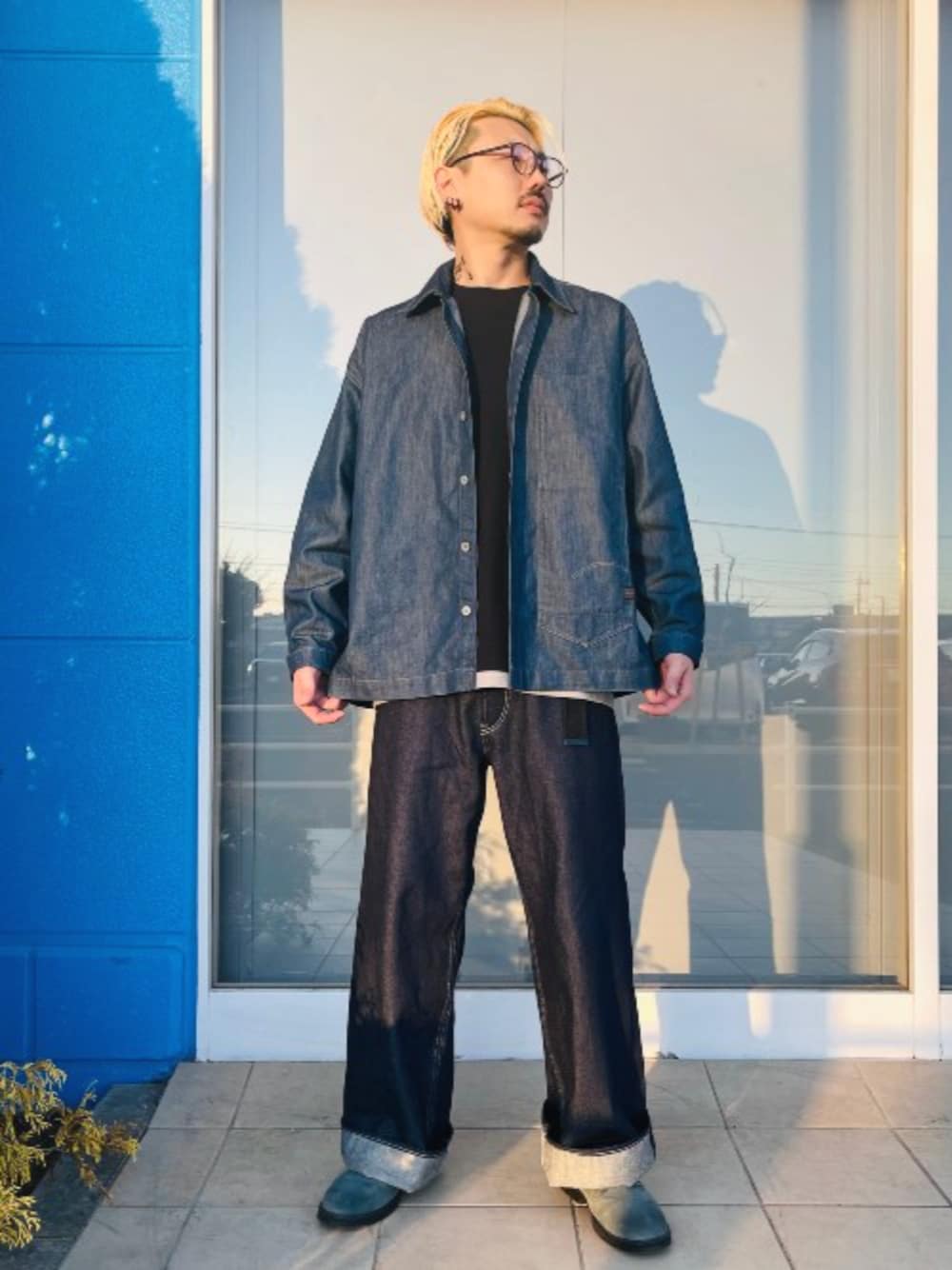 ブラック系のTシャツ/カットソー、ブルー系のシャツ/ブラウス、ブルー系のデニムパンツを着用したメンズの冬コーディネートの1枚目の写真