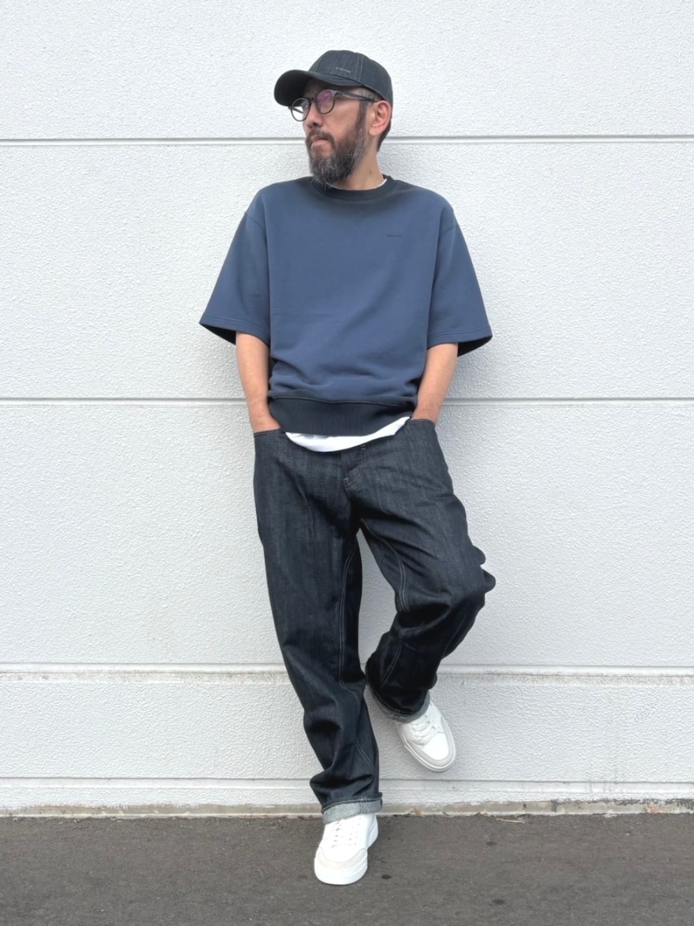 ブルー系のTシャツ/カットソー、ブルー系のデニムパンツ、ホワイト系のスニーカーを着用したメンズの夏コーディネートの1枚目の写真