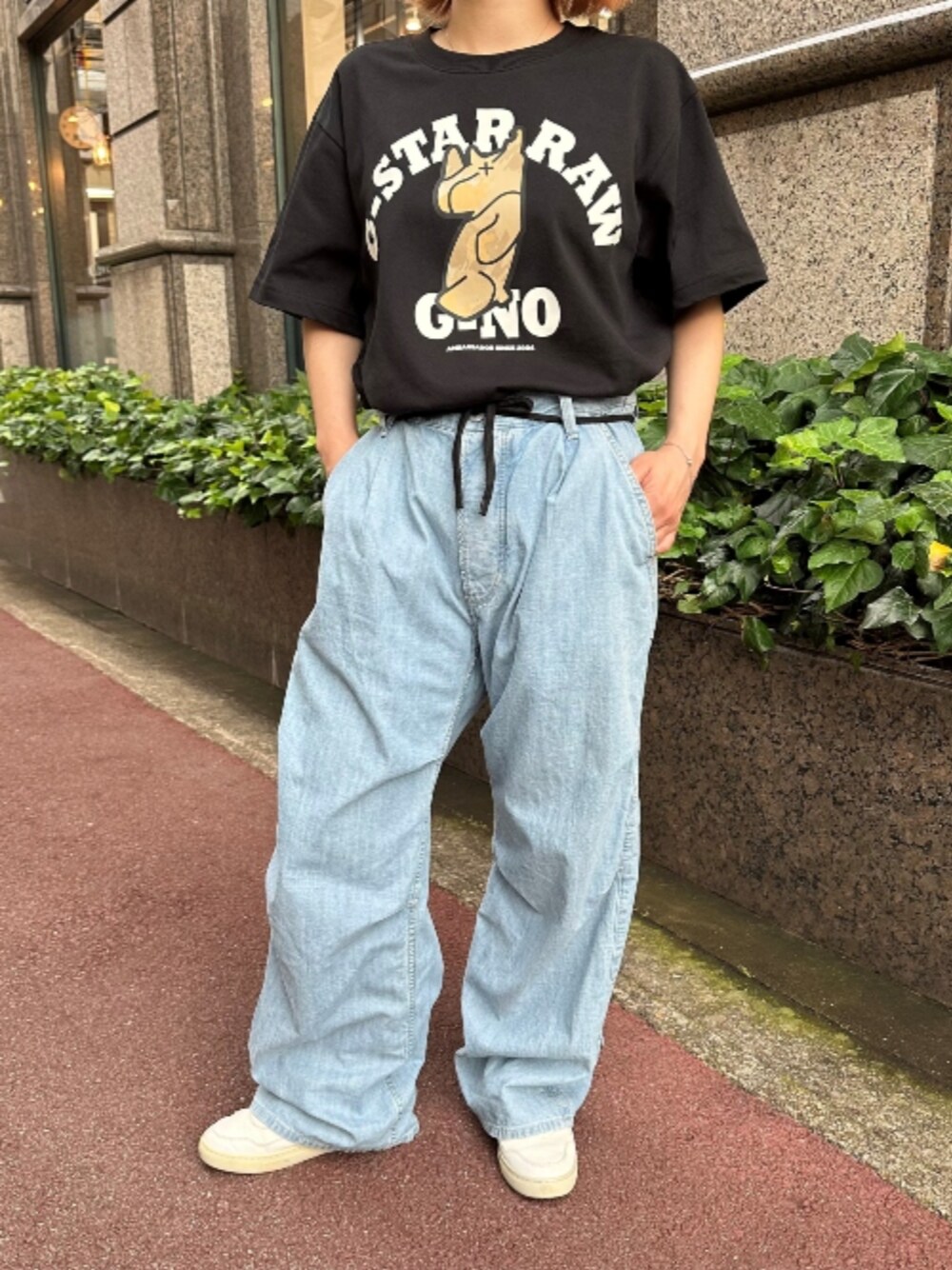 ブラック系のTシャツ/カットソー、ブルー系のデニムパンツを着用したレディースの夏コーディネートの1枚目の写真
