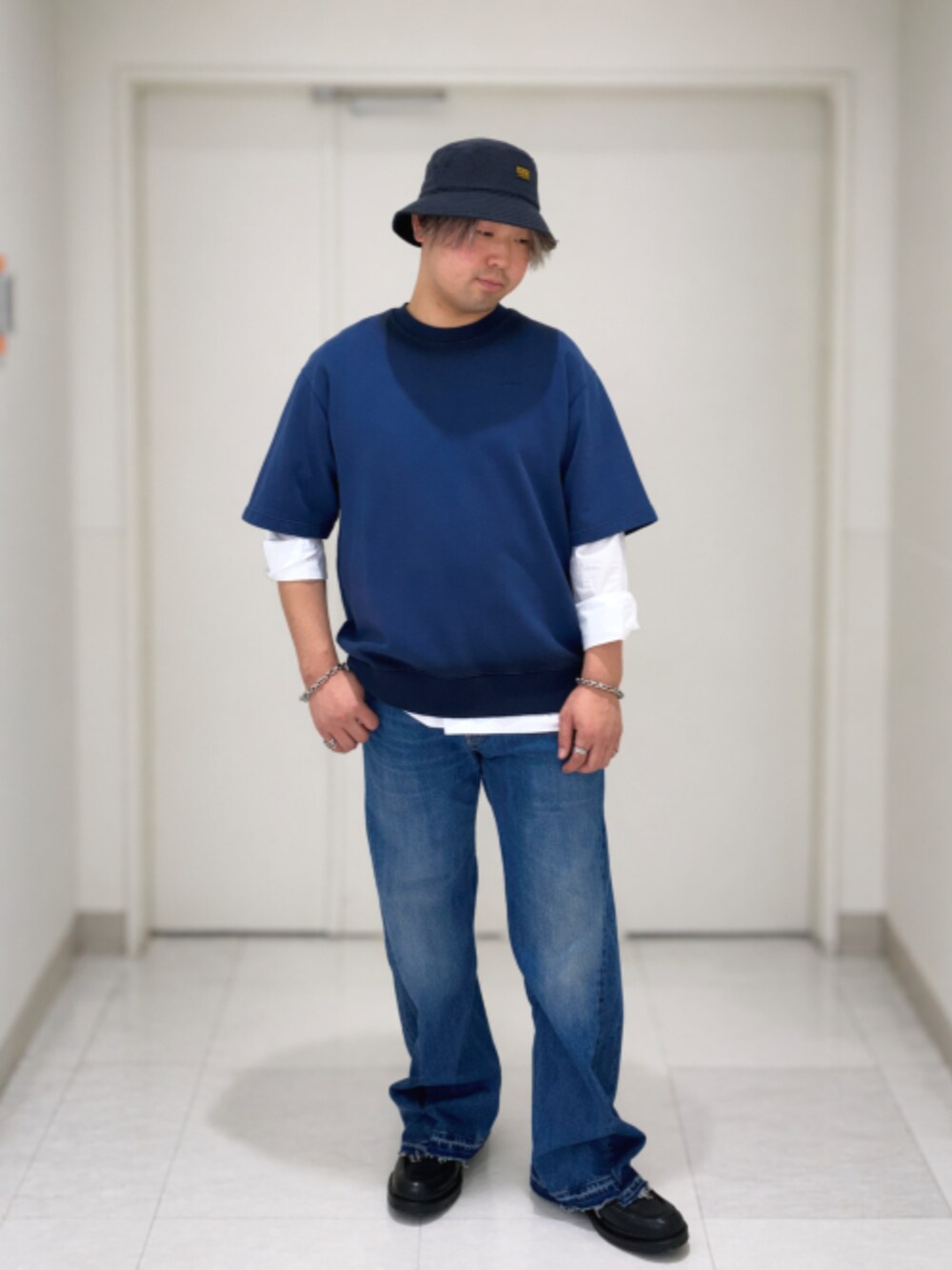 ブルー系のTシャツ/カットソー、ホワイト系のTシャツ/カットソー、ブルー系のデニムパンツを着用したメンズの春コーディネートの1枚目の写真