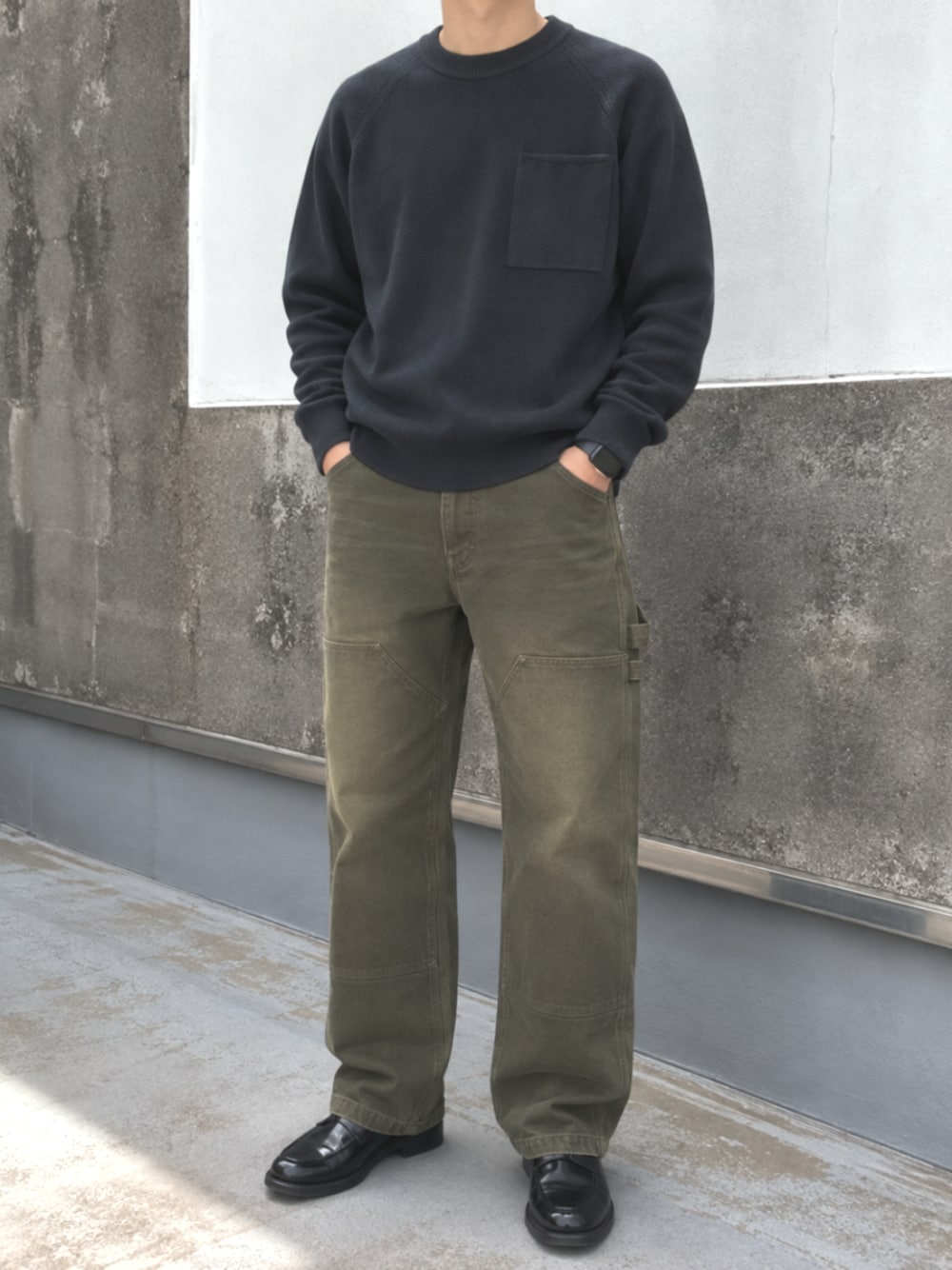 グリーン系のチノパンツ、ブルー系のニット/セーターを着用したメンズの夏コーディネートの1枚目の写真