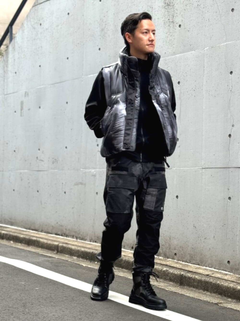 「モノトーン、レイヤードスタイル、大人カジュアル、カジュアル、秋服コーデ、ストリート、オールブラック、ジャージ、ダウンベスト、カーゴパンツ」｜「G-STAR RAWのLOFTY PUFFER VEST/中綿パファーベスト（ダウンベスト、その他）」を使った、G-Star RAWさん（メンズ・170cm）の秋コーディネートの1枚目の写真