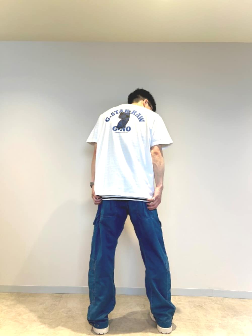 ホワイト系のTシャツ/カットソー、ブルー系のTシャツ/カットソー、ブルー系のデニムパンツを着用したメンズの夏コーディネートの1枚目の写真