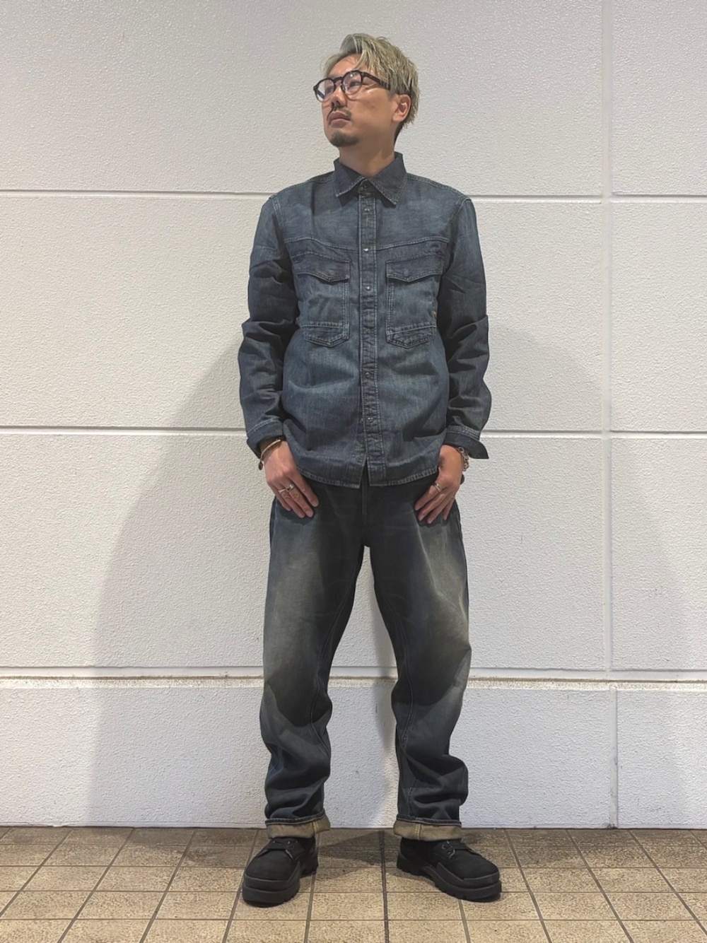 ブルー系のデニムパンツ、ブルー系のシャツ/ブラウスを着用したメンズの秋コーディネートの1枚目の写真