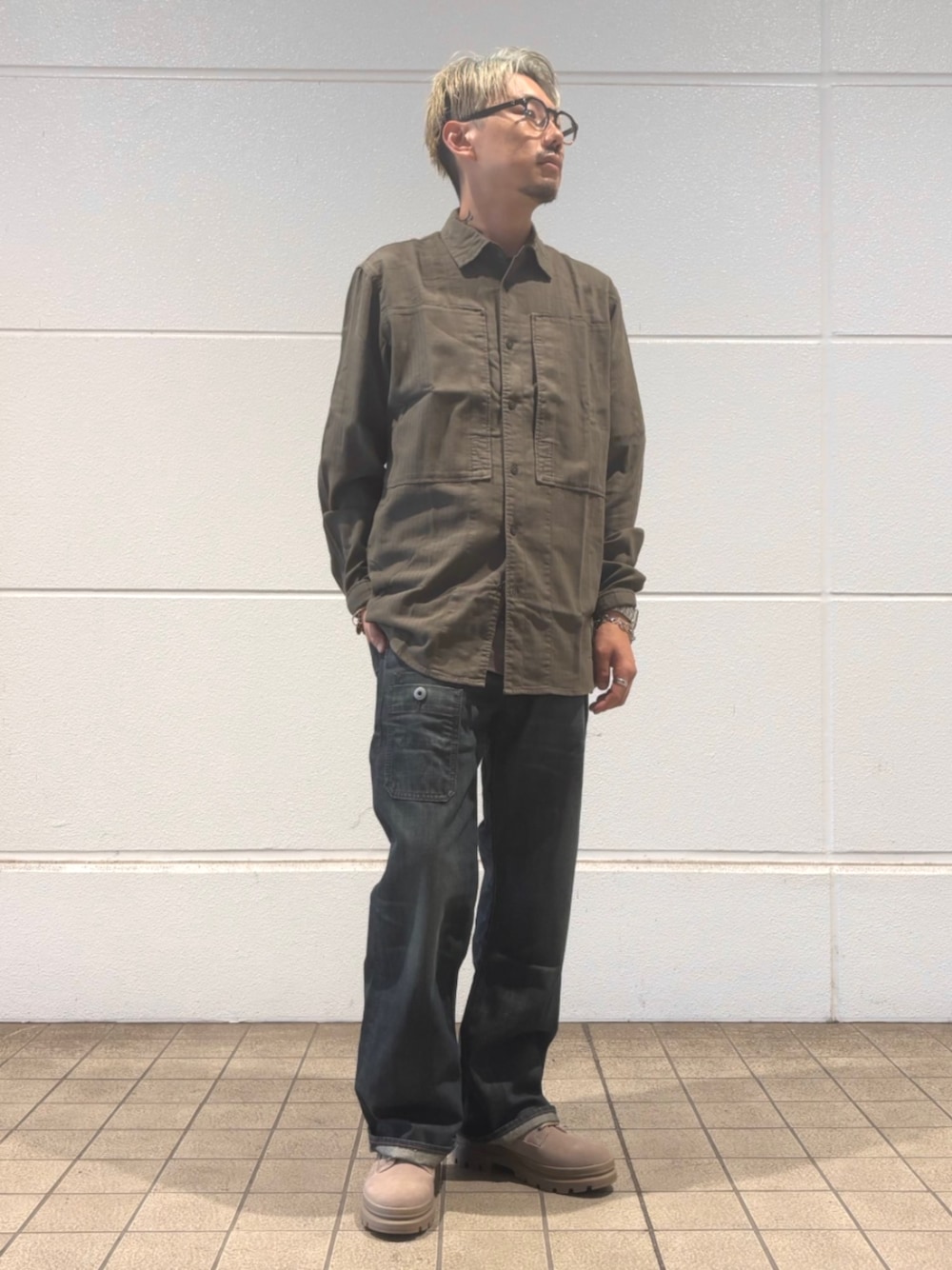 グリーン系のシャツ/ブラウス、ブルー系のデニムパンツを着用したメンズの秋コーディネートの1枚目の写真