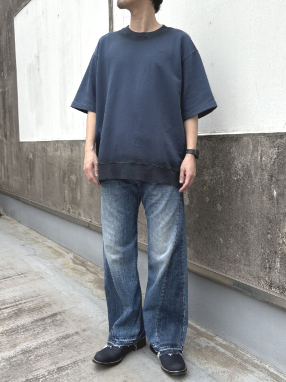 ブルー系のTシャツ/カットソー、ブルー系のデニムパンツを着用したメンズの春コーディネートの1枚目の写真