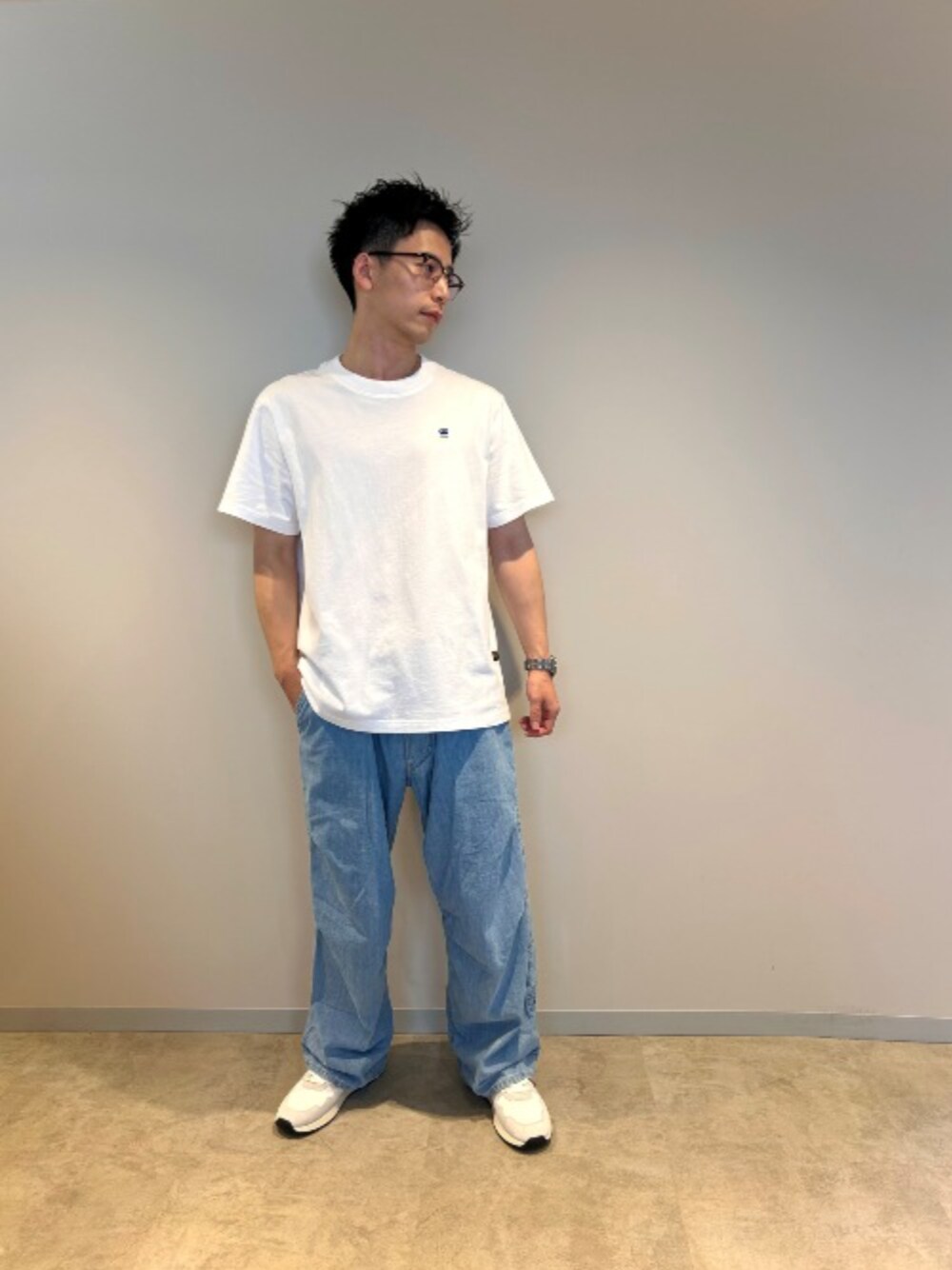 ホワイト系のTシャツ/カットソー、ブルー系のデニムパンツを着用したメンズの夏コーディネートの1枚目の写真