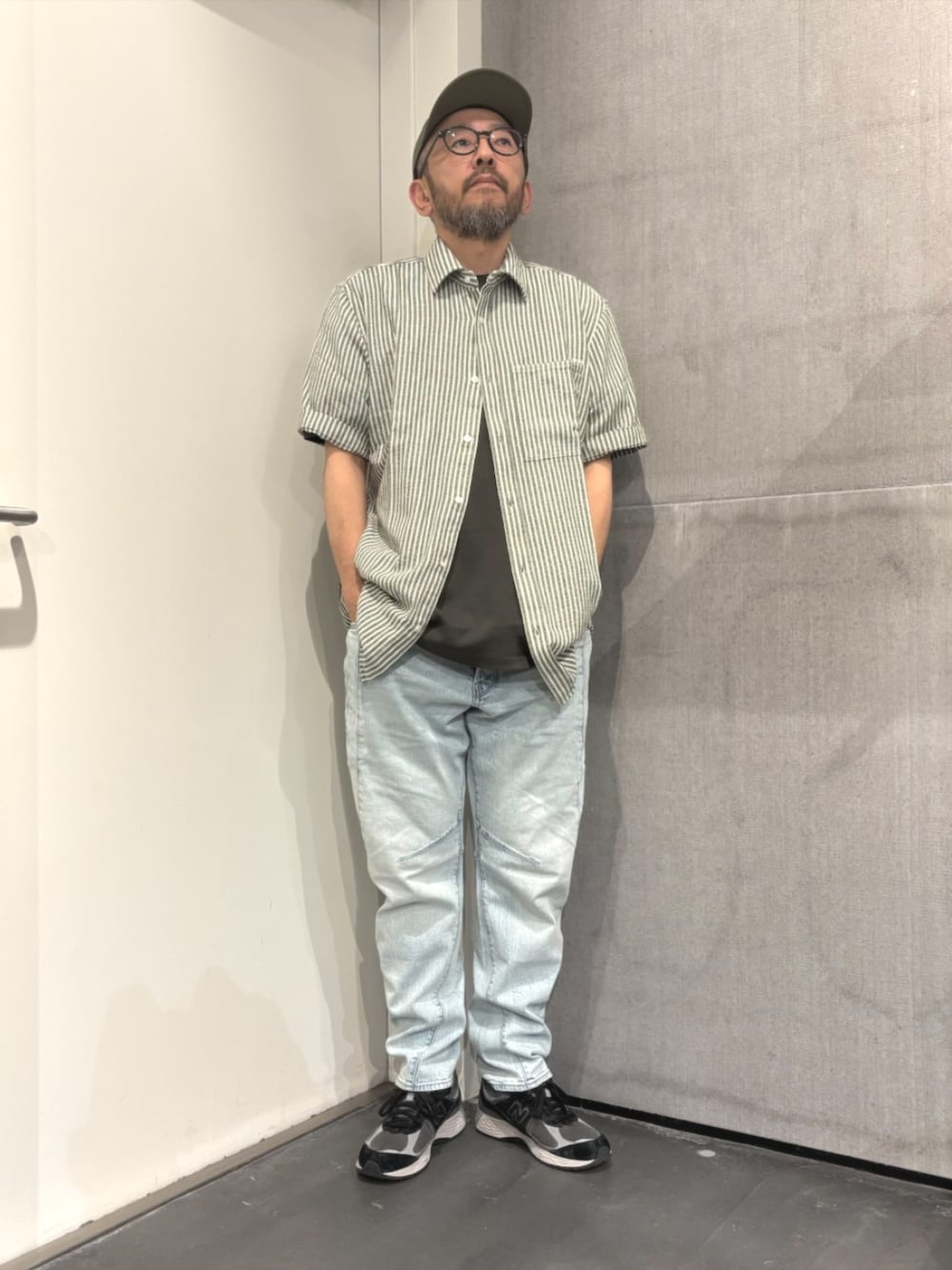 グリーン系のシャツ/ブラウス、ブルー系のデニムパンツ、グレー系のTシャツ/カットソーを着用したメンズの春コーディネートの1枚目の写真