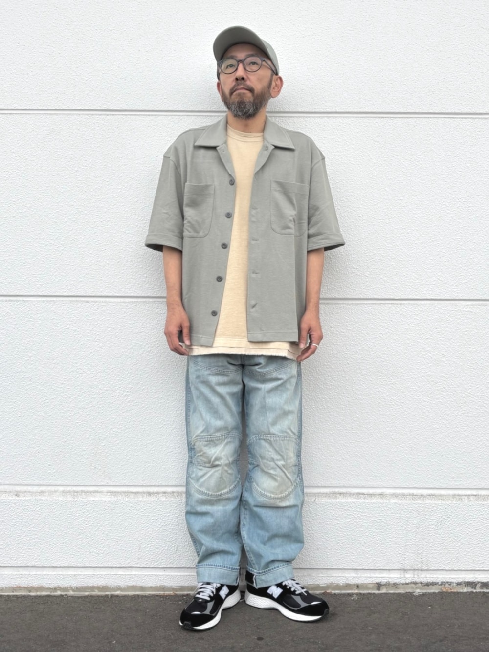 グリーン系のシャツ/ブラウス、ベージュ系のTシャツ/カットソー、ブルー系のデニムパンツを着用したメンズの夏コーディネートの1枚目の写真