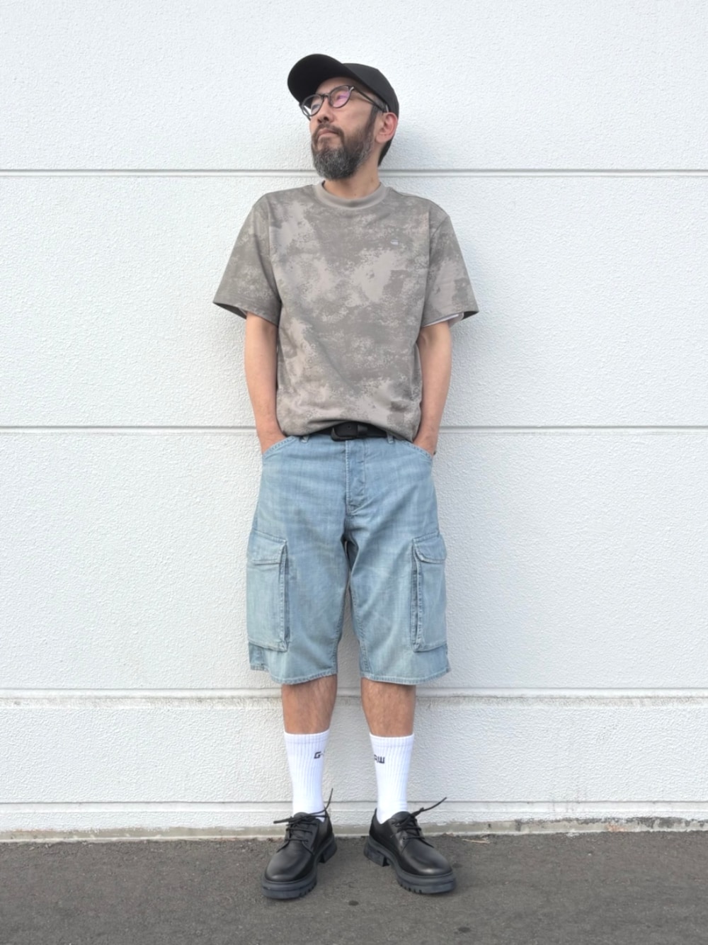 ブルー系のその他パンツ、グレー系のTシャツ/カットソー、ブラック系のドレスシューズを着用したメンズの夏コーディネートの1枚目の写真