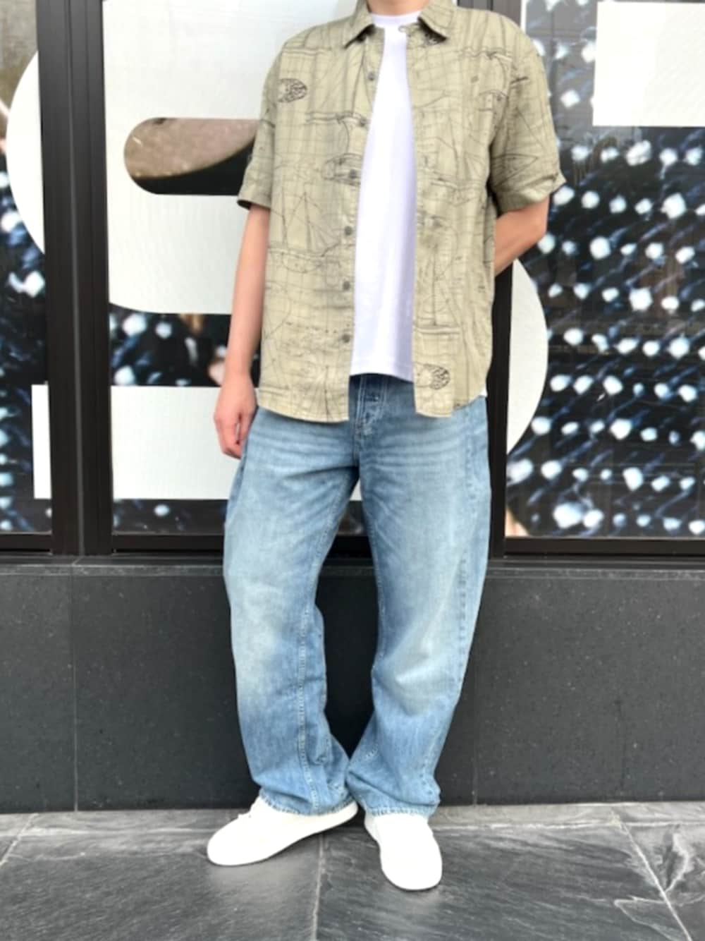 ホワイト系のTシャツ/カットソー、グリーン系のシャツ/ブラウス、ブルー系のデニムパンツを着用したメンズの夏コーディネートの1枚目の写真
